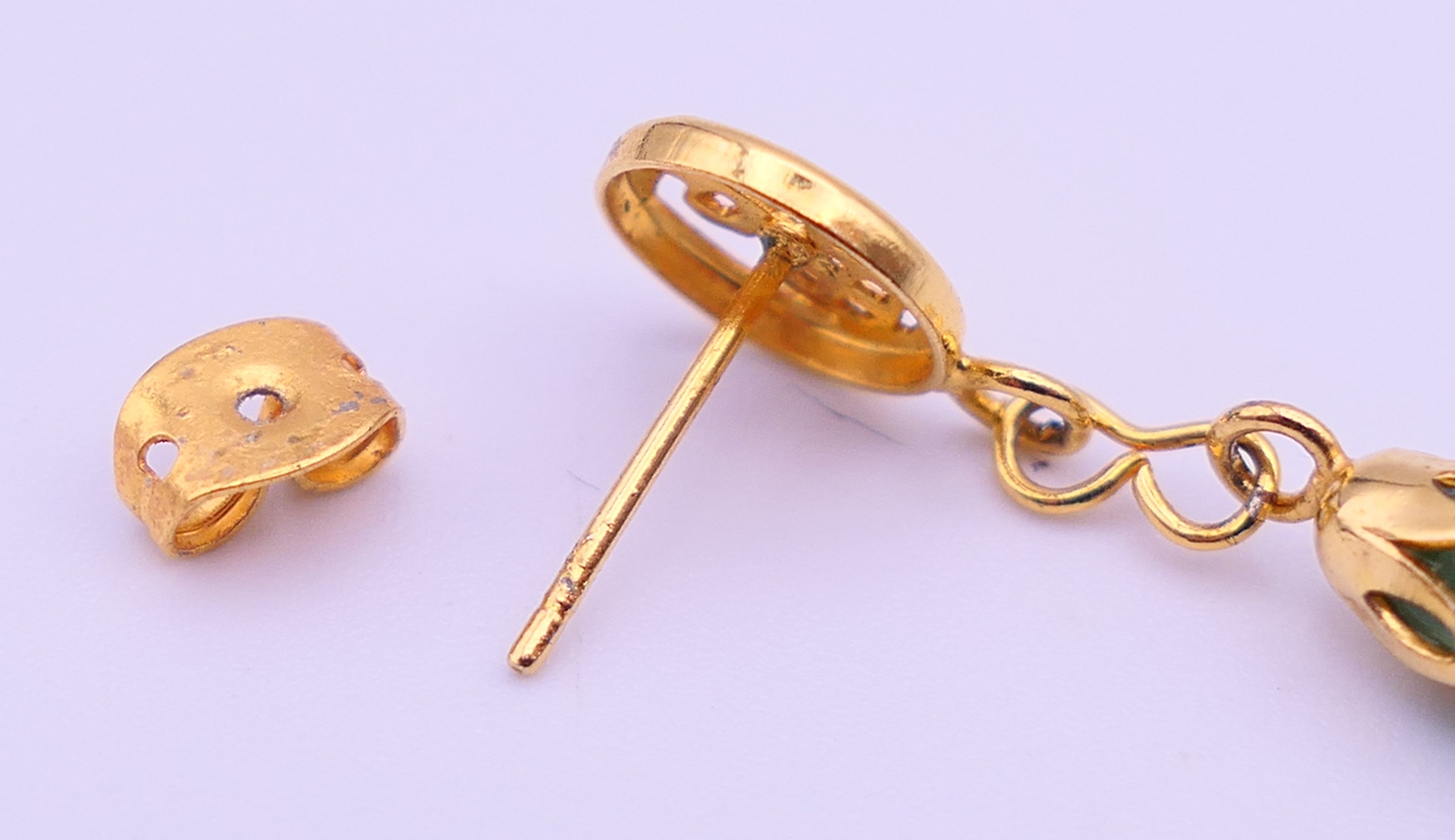 A pair of Chinese unmarked yellow metal mounted jade earrings. 4 cm high. - Image 5 of 5