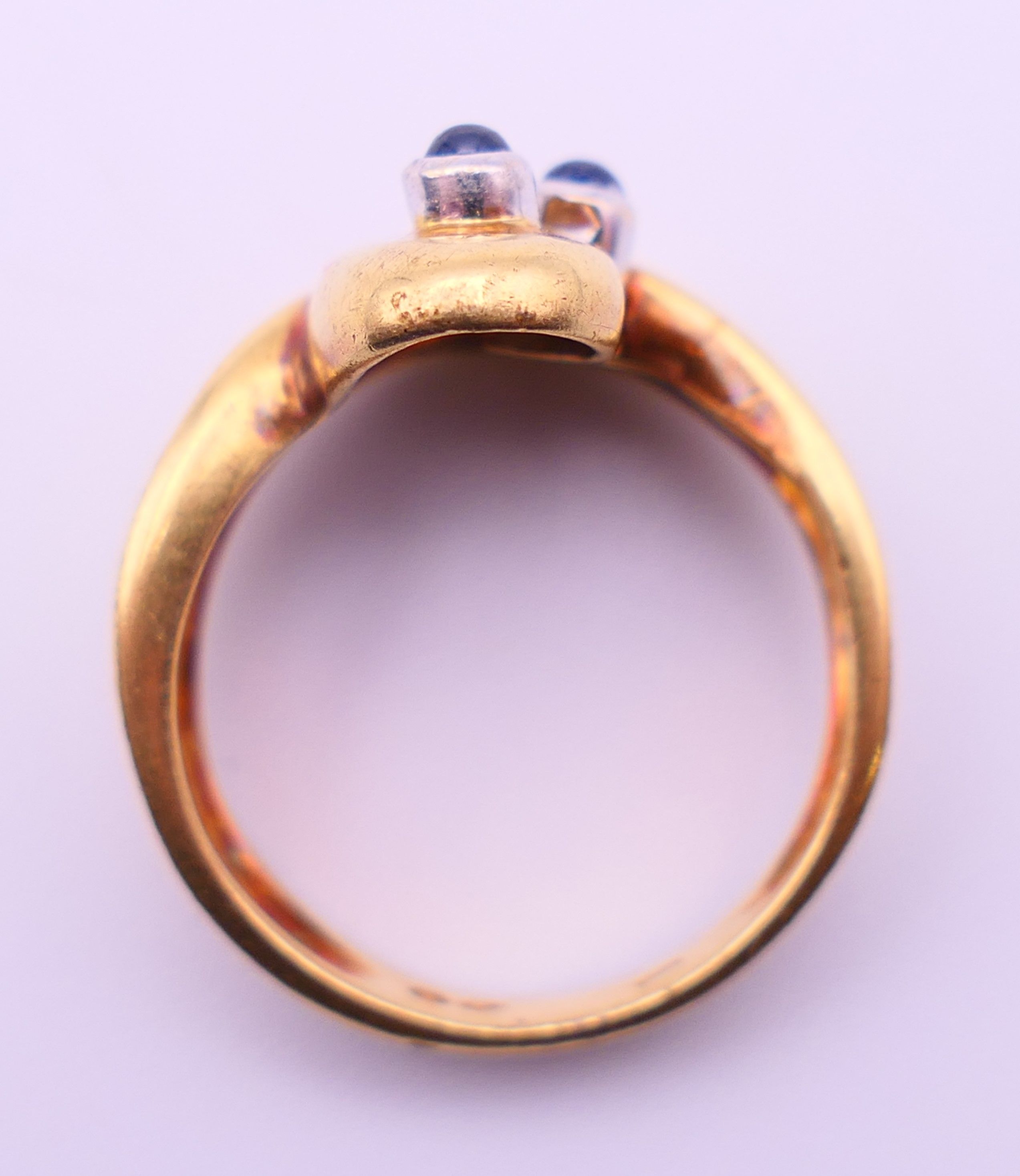 A contemporary 18 ct gold, diamond and sapphire ring. Ring size P/Q. 7.6 grammes total weight. - Image 5 of 5