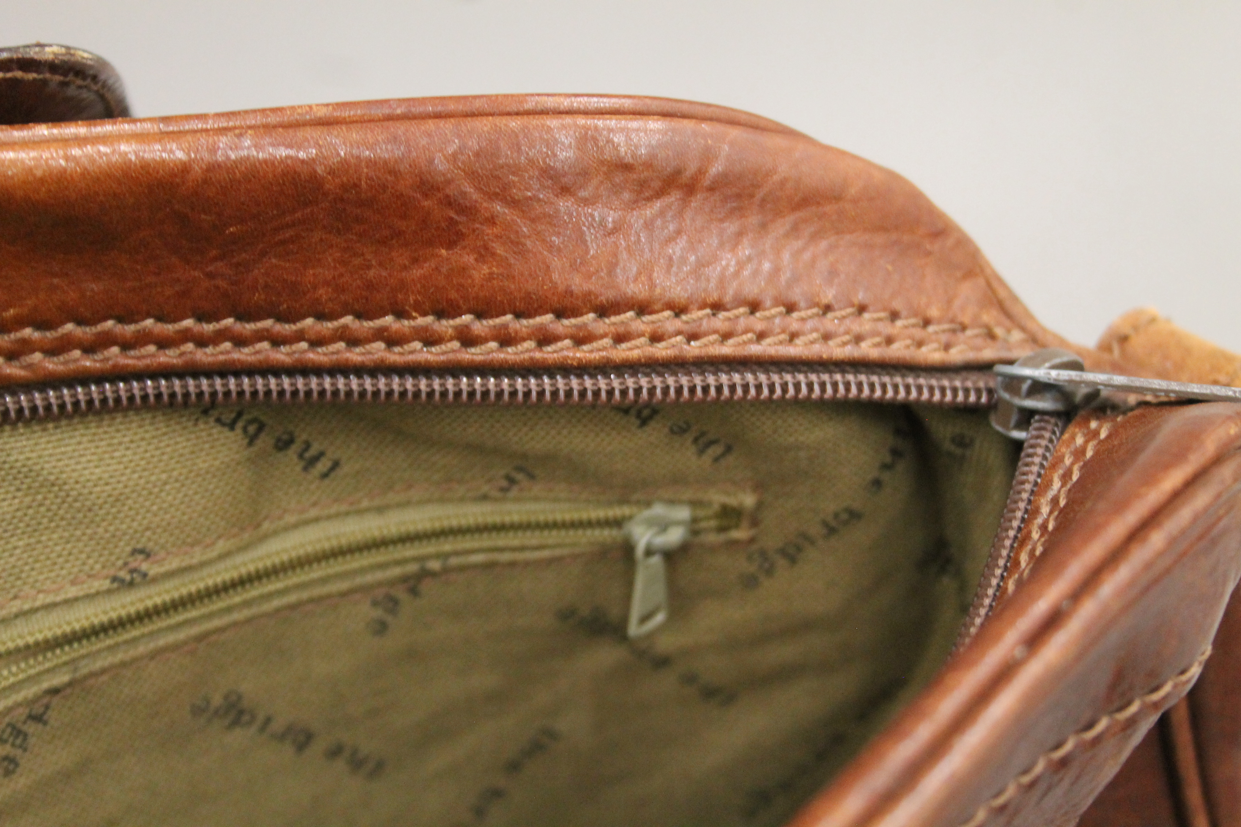 A The Bridge leather handbag and purse. The former 28 cm wide. - Image 3 of 9