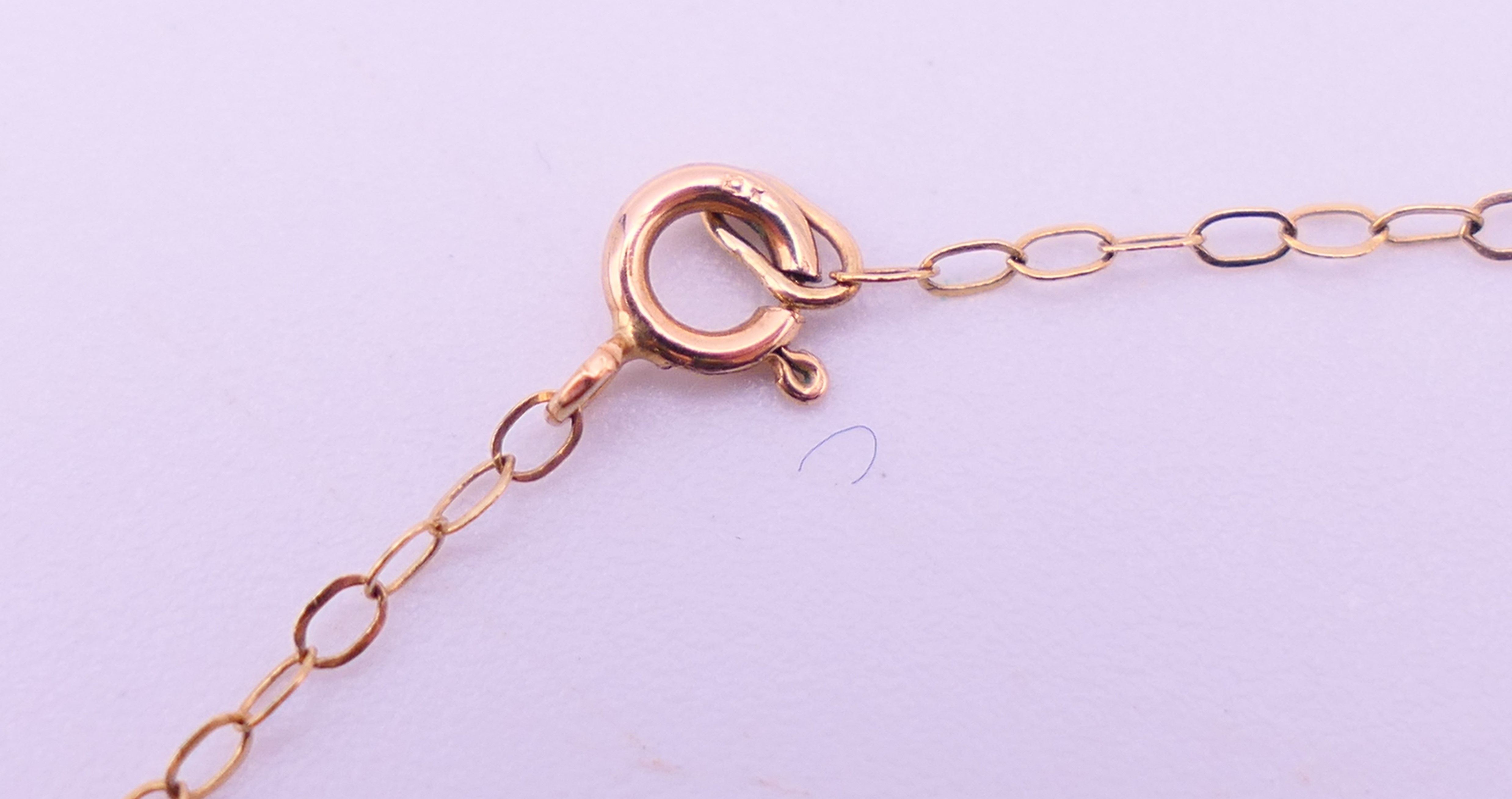 A 9 ct gold three-stone pendant on a 9 K gold chain. Pendant 1. - Image 5 of 8