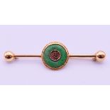A Chinese 18 ct gold and jade brooch. 5 cm wide. 3.2 grammes total weight.