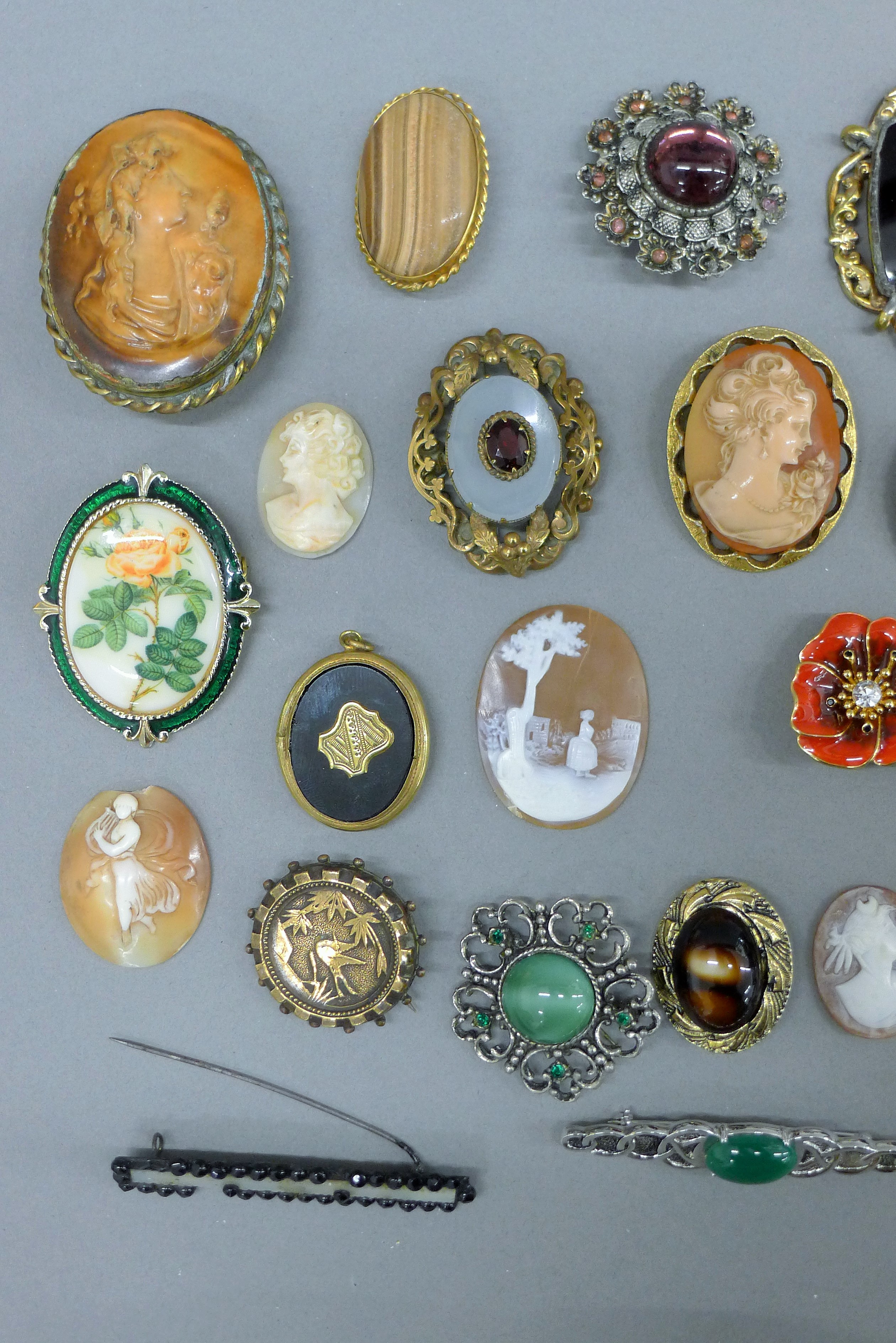A collection of various vintage brooches. The largest 6 cm high.