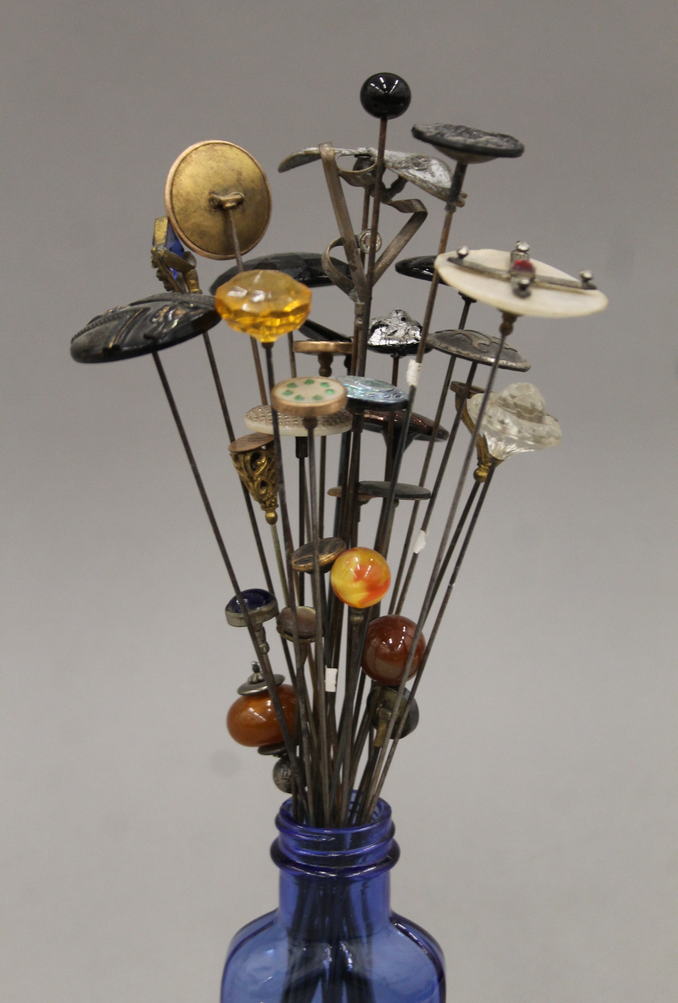 A collection of vintage hat pins. The largest 32 cm long. - Image 4 of 4