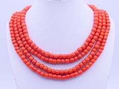An 18 ct gold and coral necklace. 40 cm long.