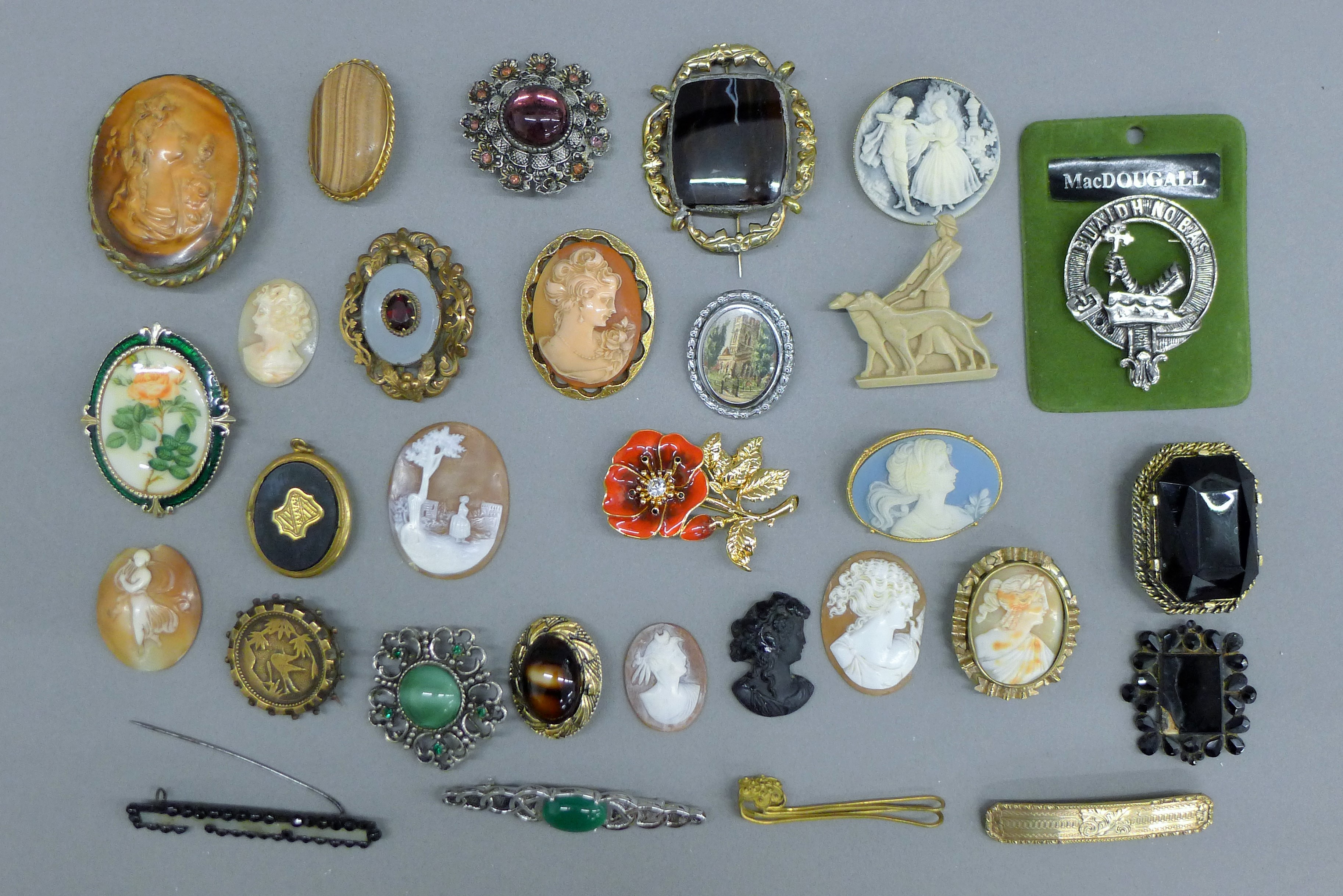 A collection of various vintage brooches. The largest 6 cm high.