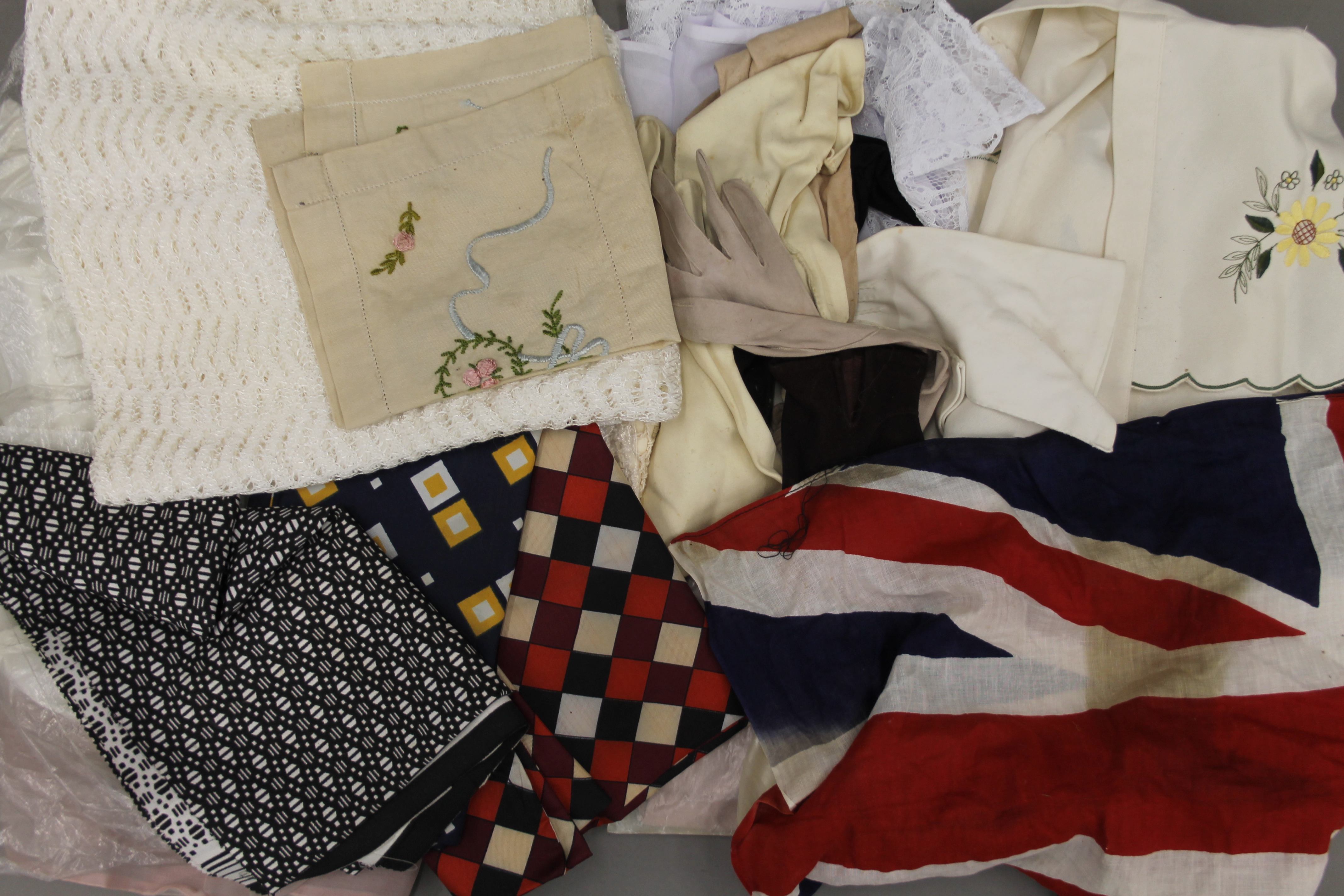 A quantity of various vintage handbags, linen, a Union flag etc. The latter 41 x 85 cm. - Image 3 of 6
