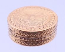 A George III circular engine turned 18 ct gold vinaigrette by Giles Loyer. 2.5 cm diameter. 13.