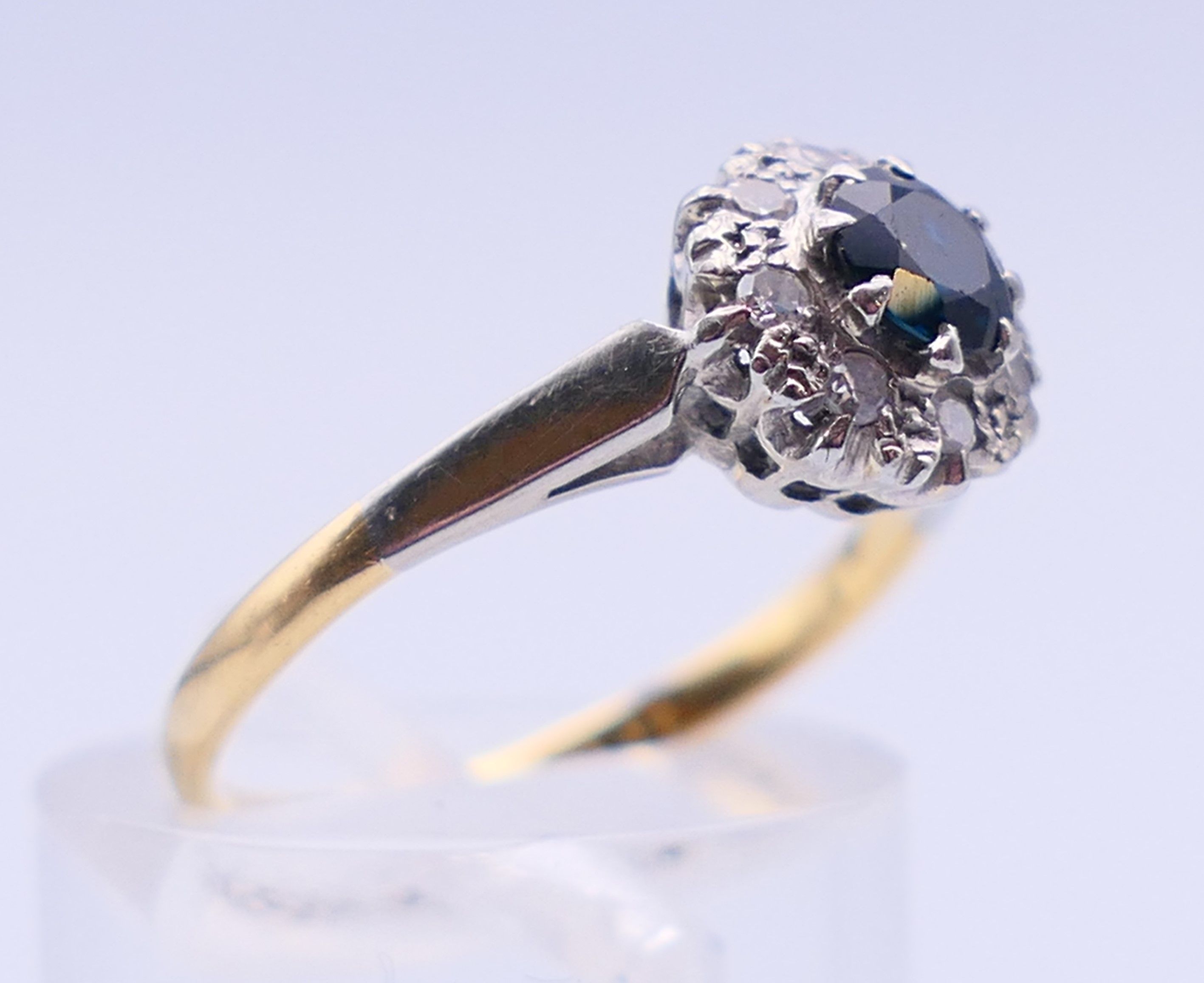 An 18 ct gold and platinum diamond and sapphire ring. Ring size M. 2.4 grammes total weight. - Image 3 of 5
