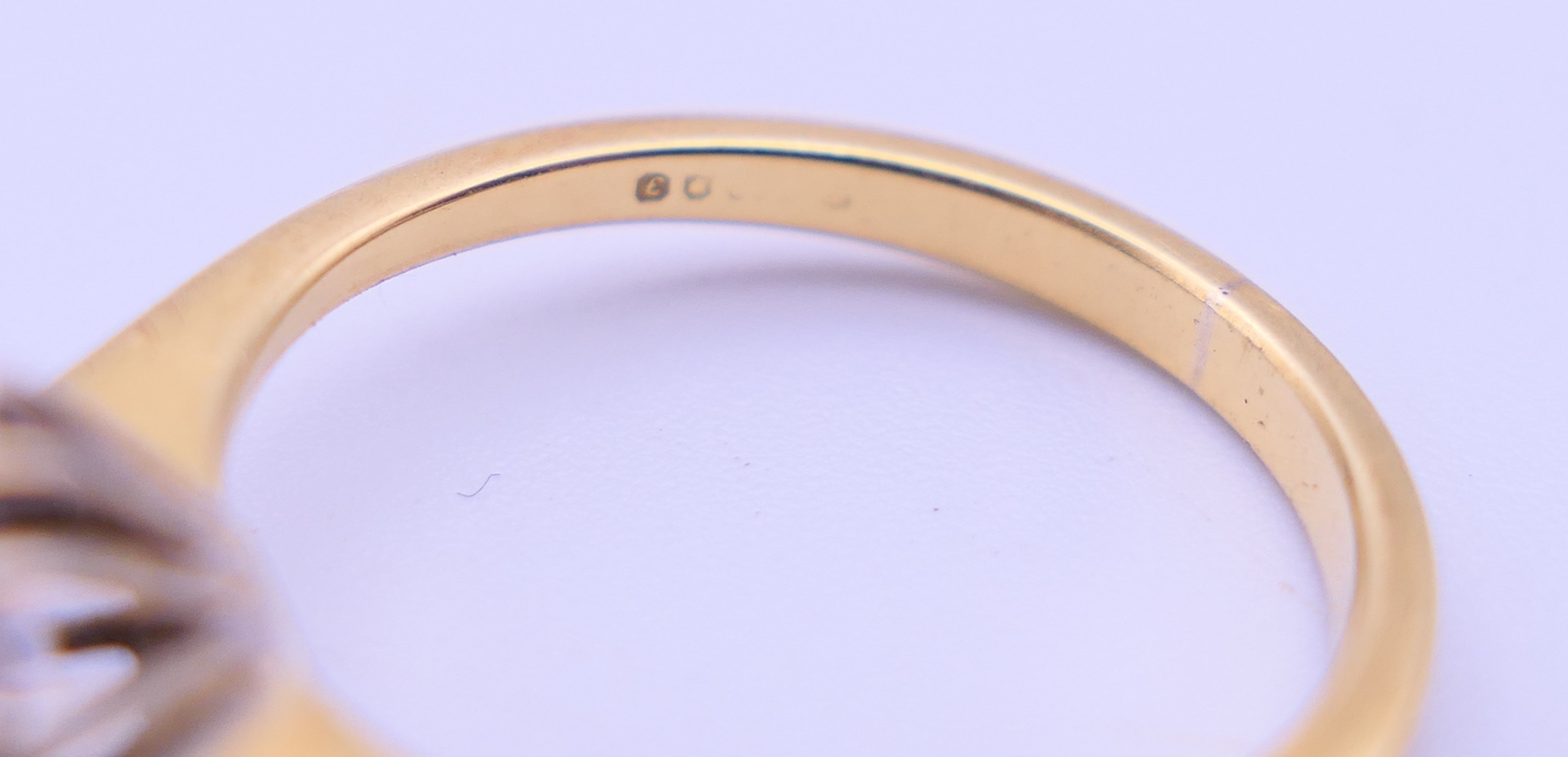 A gold and diamond daisy ring. Ring size M. 3.3 grammes total weight. - Image 5 of 6