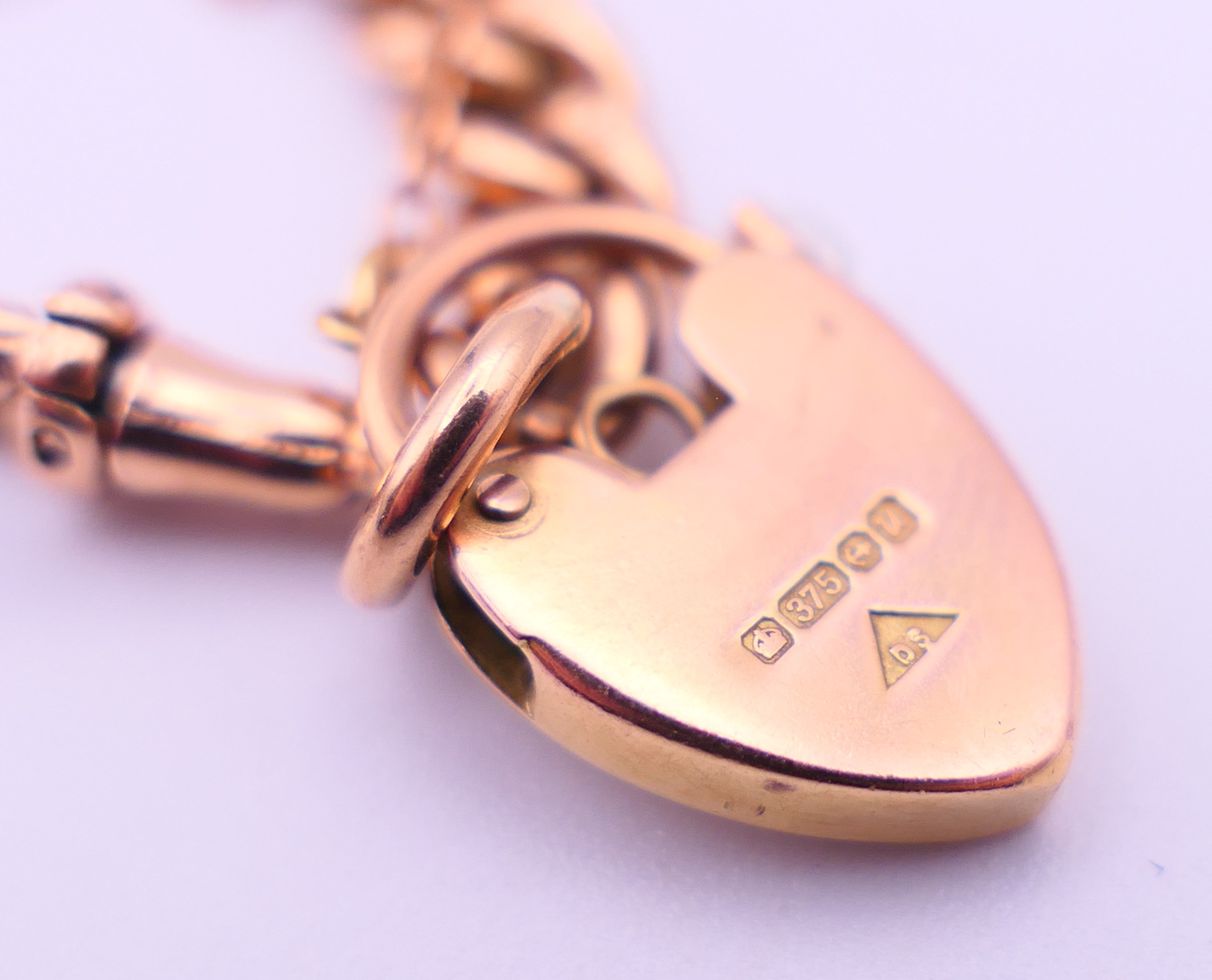 A 9 ct gold bracelet with padlock fastening. 19 cm long. 27.5 grammes. - Image 5 of 5