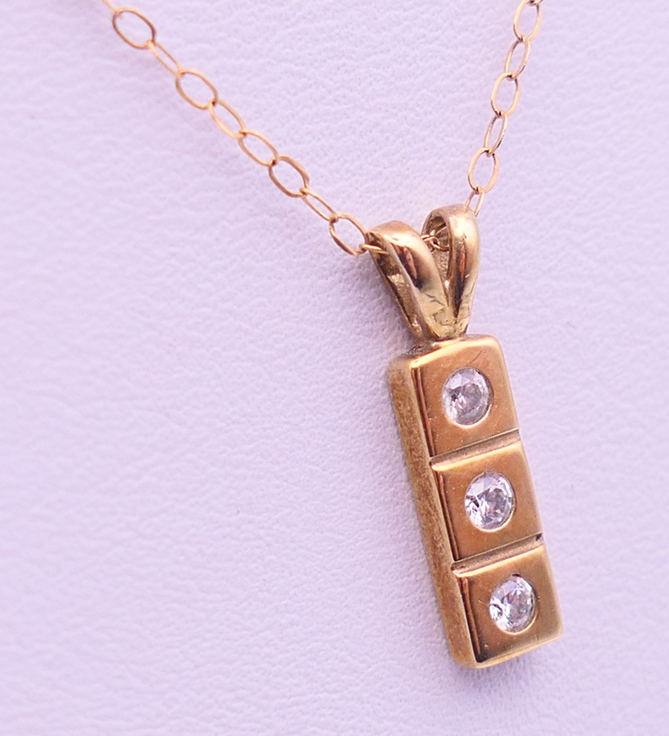 A 9 ct gold three-stone pendant on a 9 K gold chain. Pendant 1. - Image 2 of 8