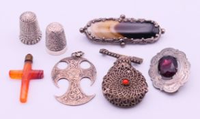 A quantity of vintage silver and other jewellery. Agate cross 4 cm high.