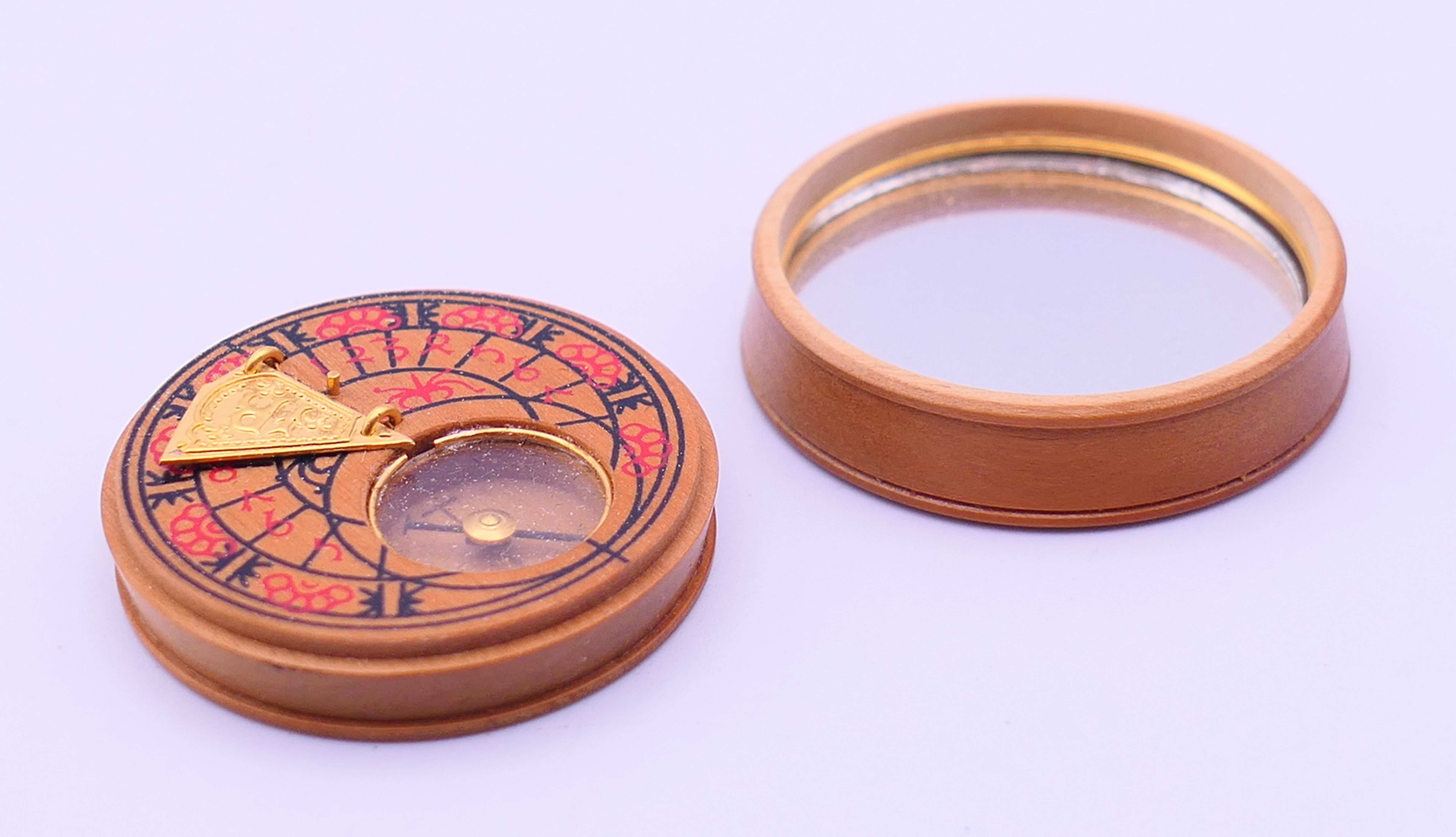 A small box wood pocket sundial. 3.5 cm diameter.
