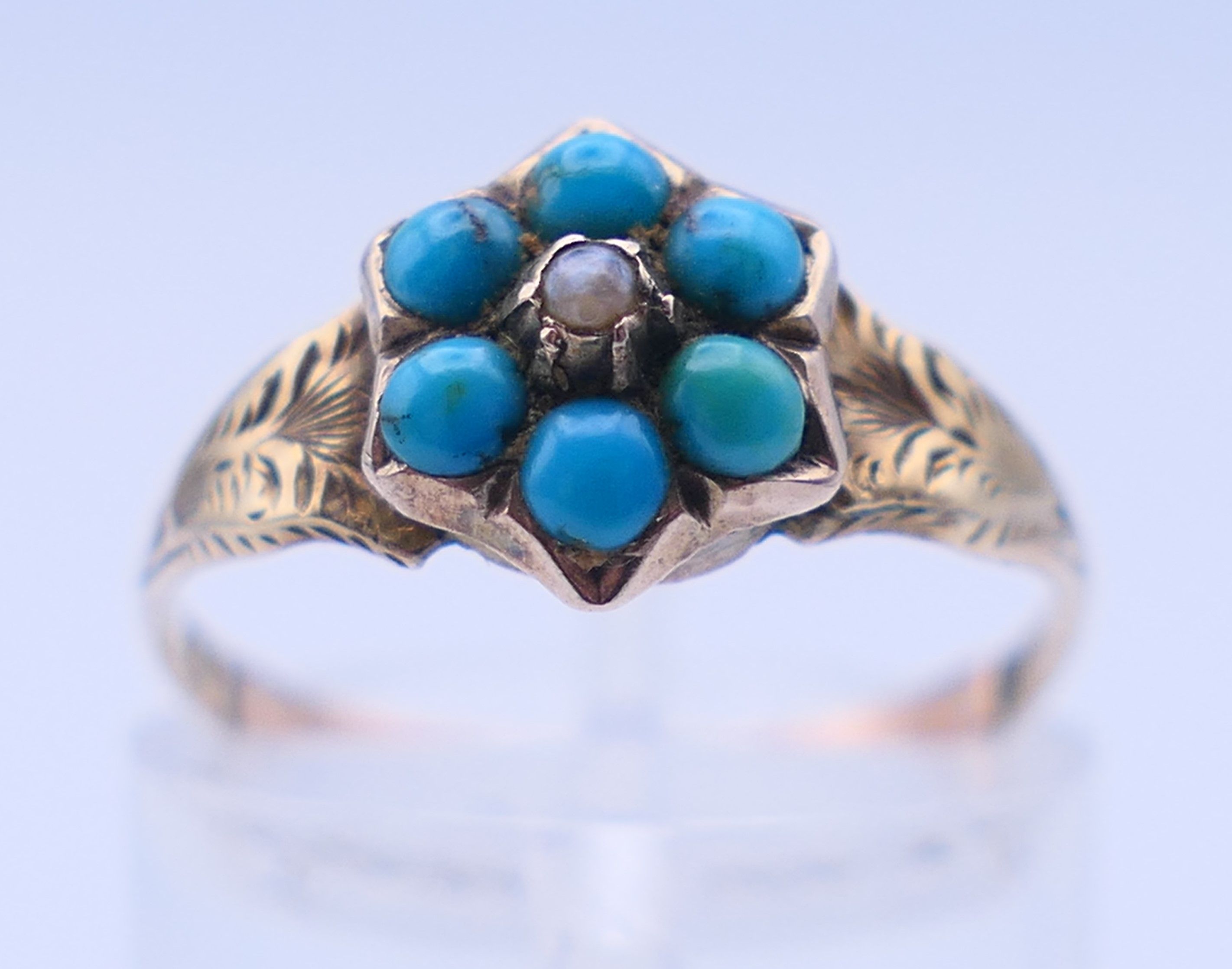An unmarked antique 9 ct gold and turquoise ring. Ring size N. 1.4 grammes total weight. - Image 2 of 5
