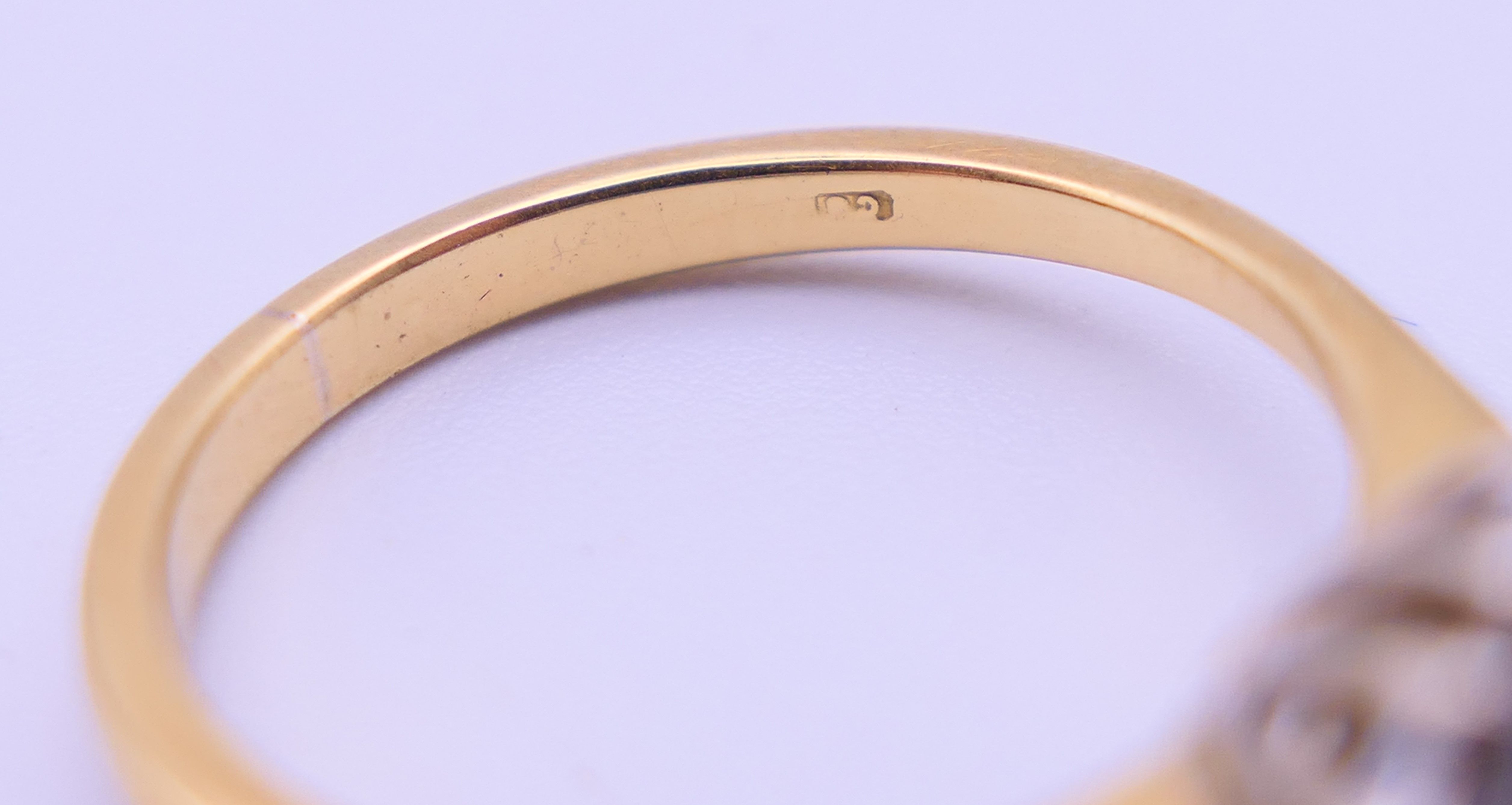 A gold and diamond daisy ring. Ring size M. 3.3 grammes total weight. - Image 4 of 6