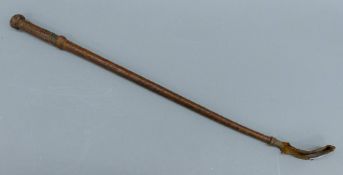 A vintage leather riding crop. 57 cm long.