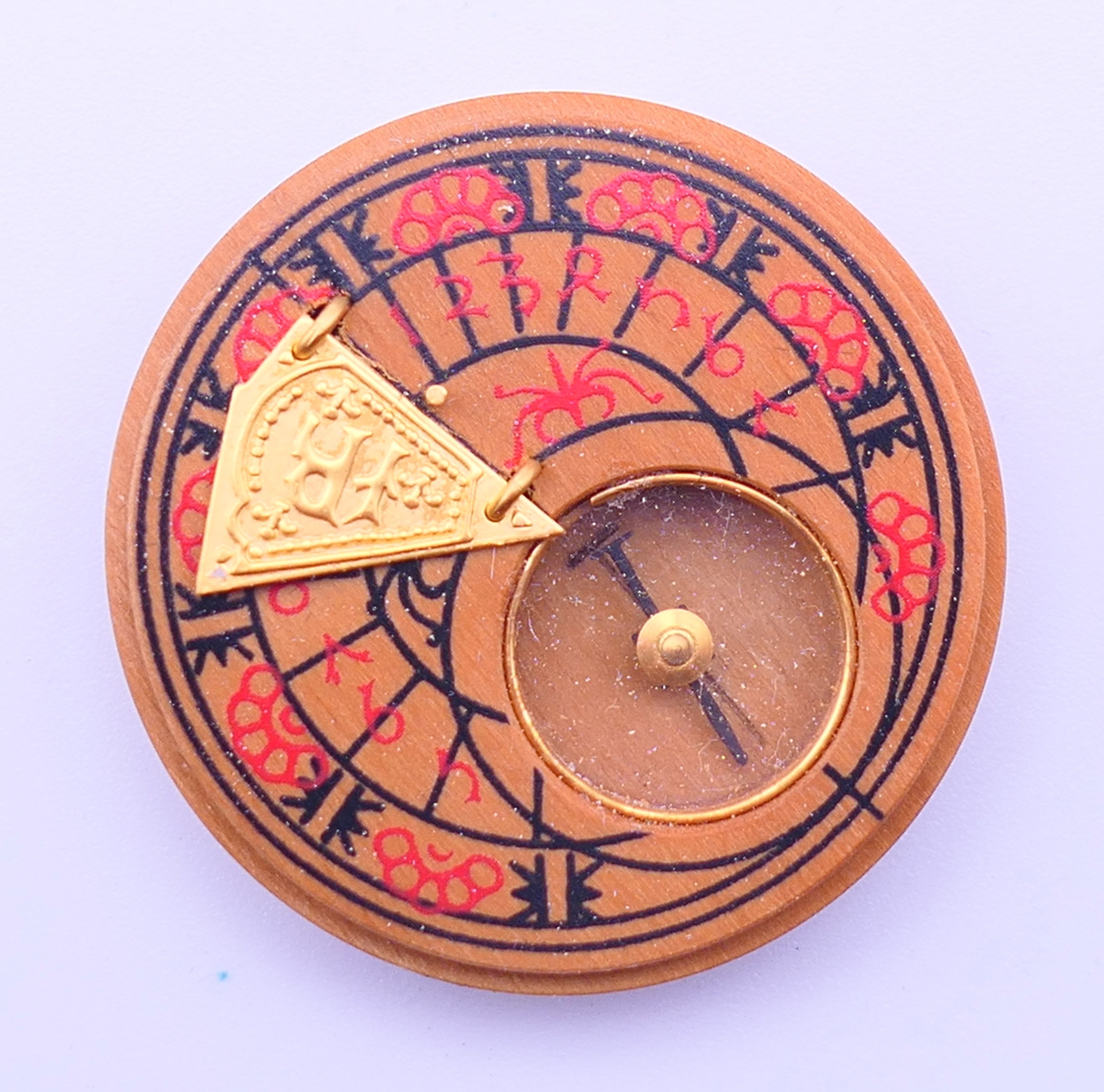 A small box wood pocket sundial. 3.5 cm diameter. - Image 3 of 4