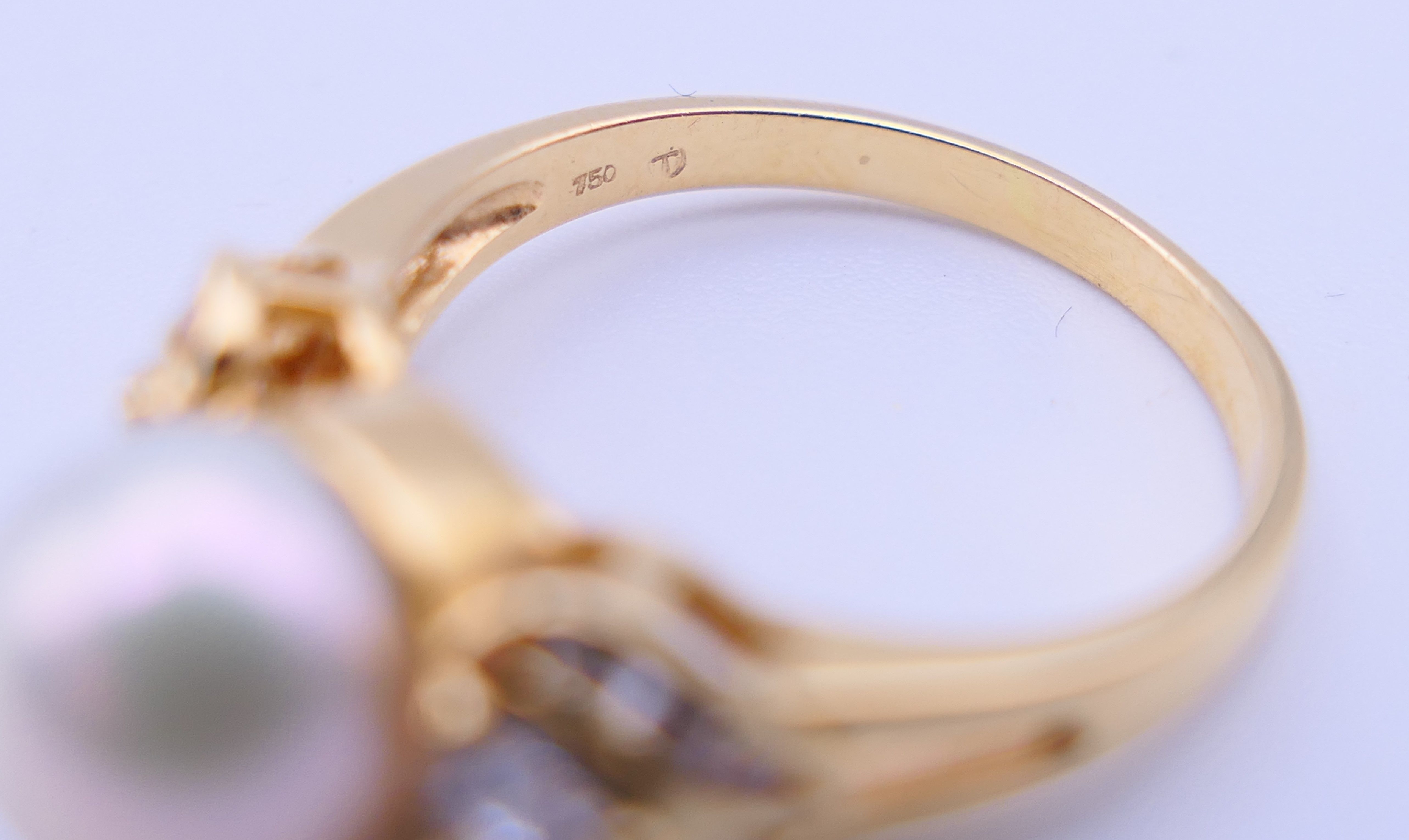 An 18 ct gold, diamond and pearl ring. Ring size L/M. 3.9 grammes total weight. - Image 4 of 5