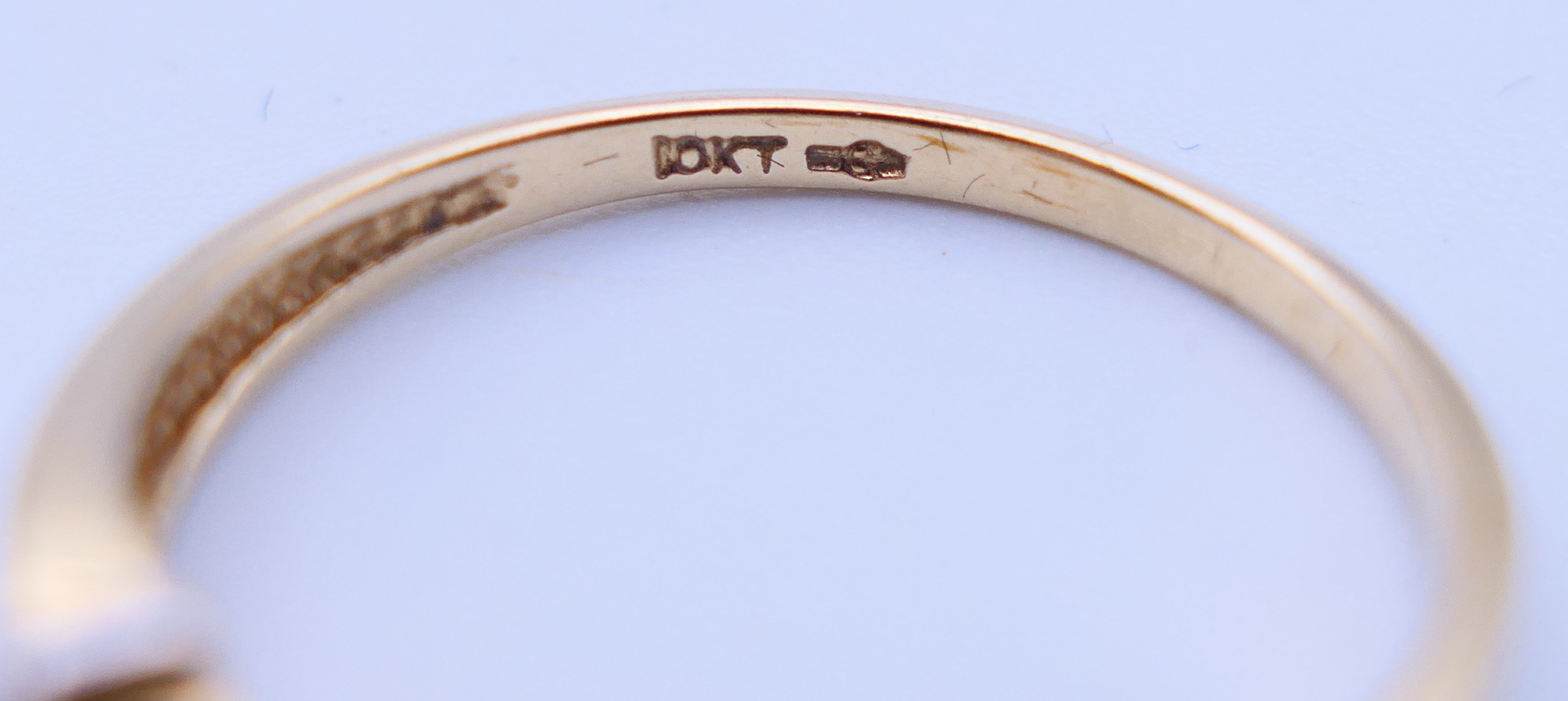 A 10 ct bi-colour gold diamond solitaire ring. Ring size N. 1.6 grammes total weight. - Image 4 of 5