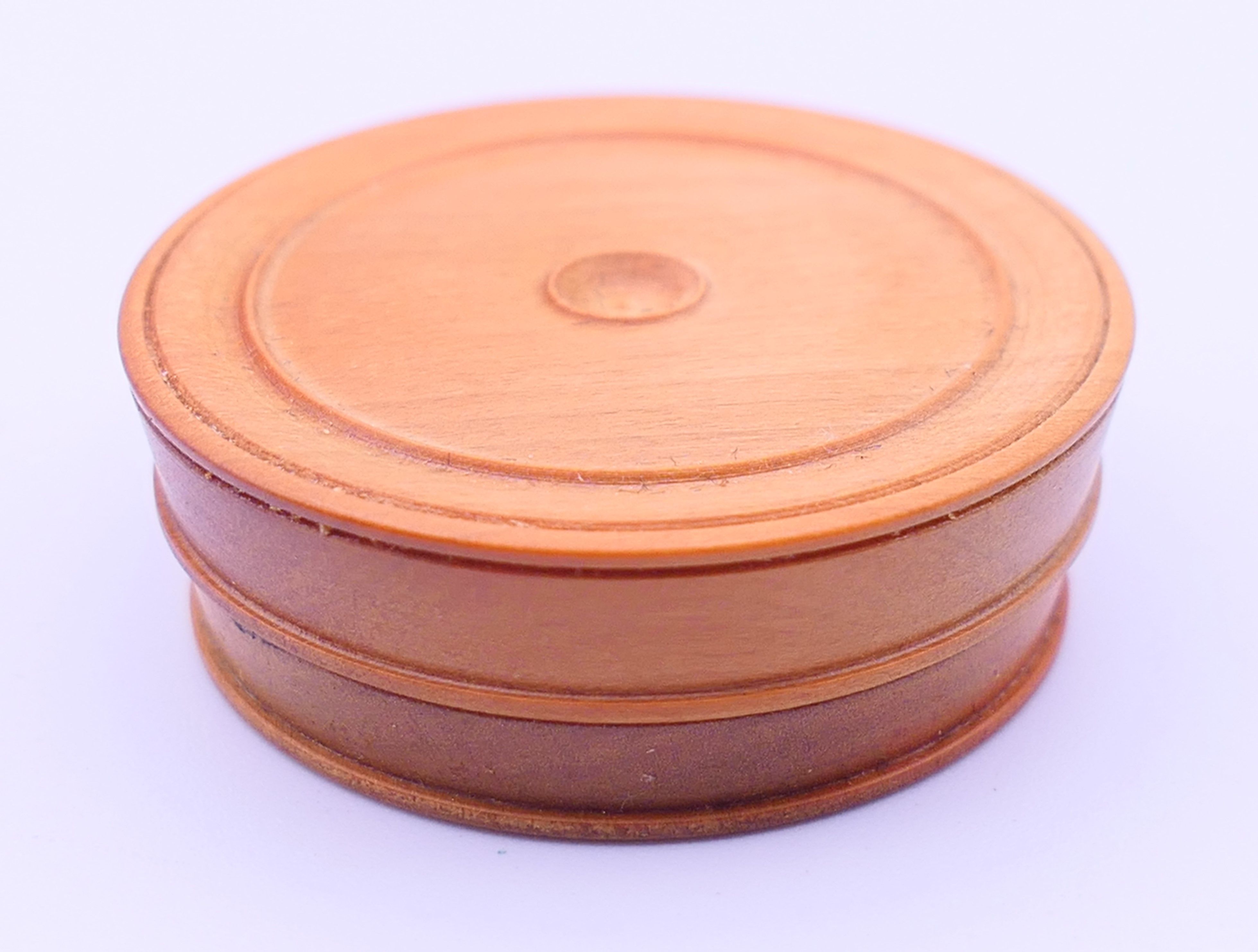 A small box wood pocket sundial. 3.5 cm diameter. - Image 4 of 4