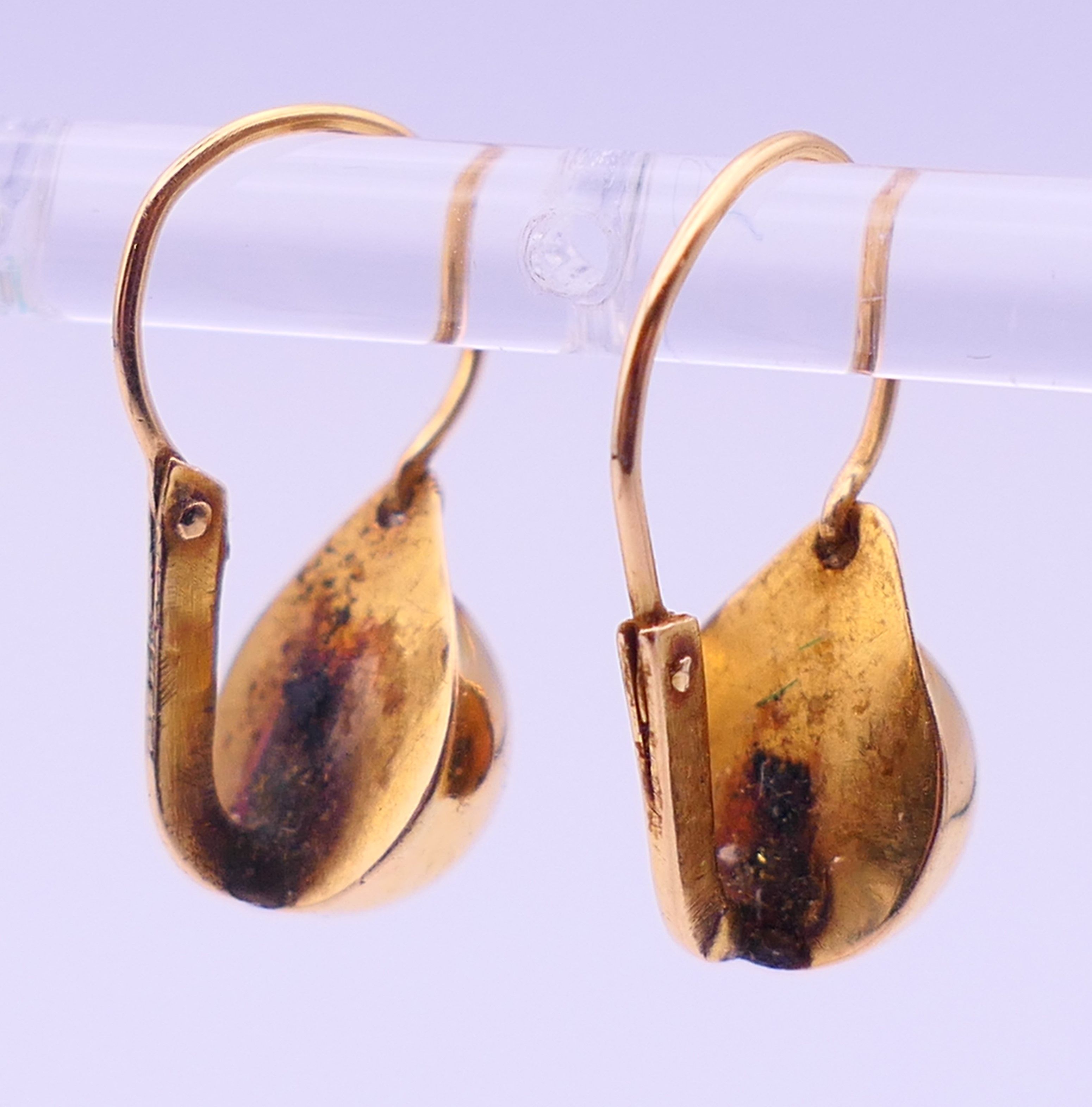 Two pairs of unmarked gold earrings. 3.5 cm high and 1 cm diameter respectively. 4.9 grammes. - Image 6 of 6