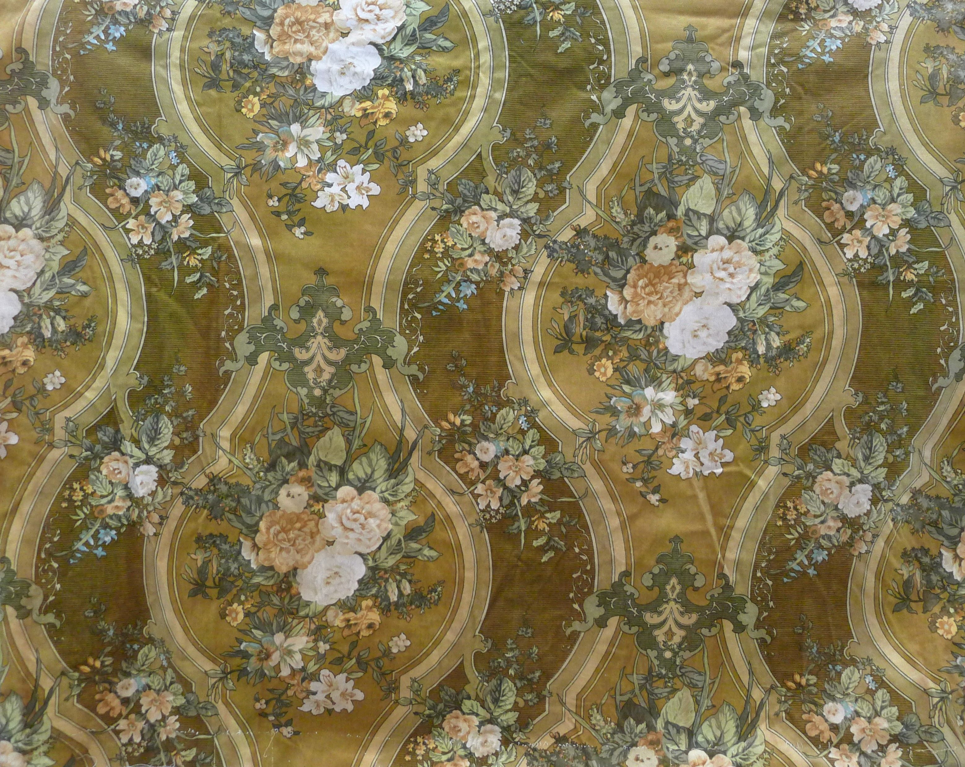 A length of Suzanne Fontan of Paris 'Montijo' pattern velveteen fabric. 220 x 252 cm. - Image 3 of 6