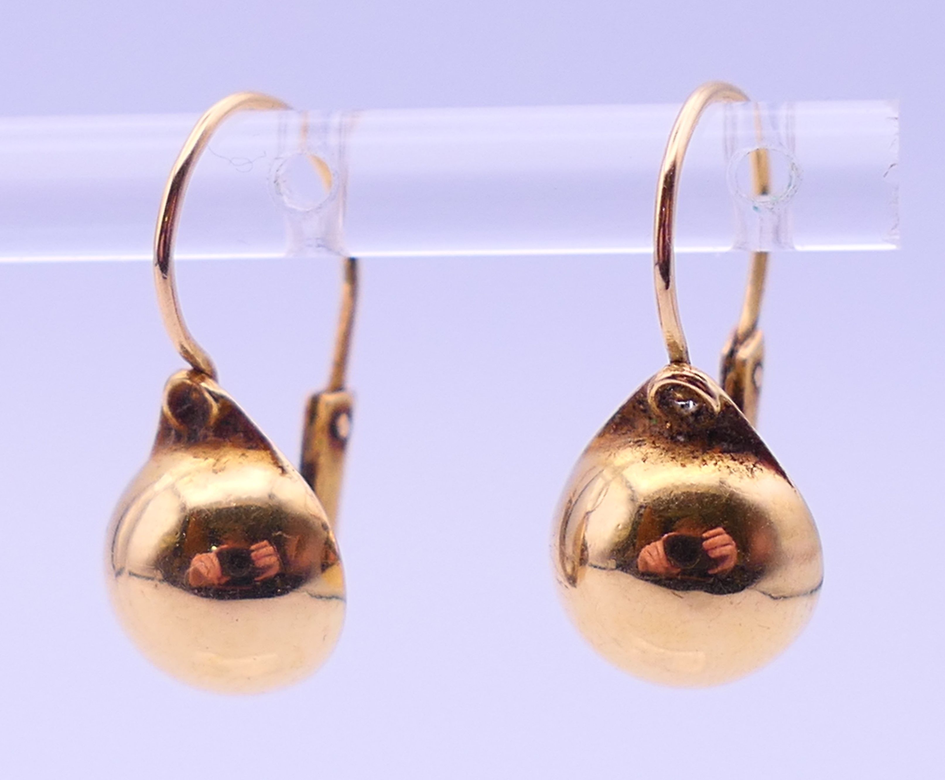 Two pairs of unmarked gold earrings. 3.5 cm high and 1 cm diameter respectively. 4.9 grammes. - Image 4 of 6