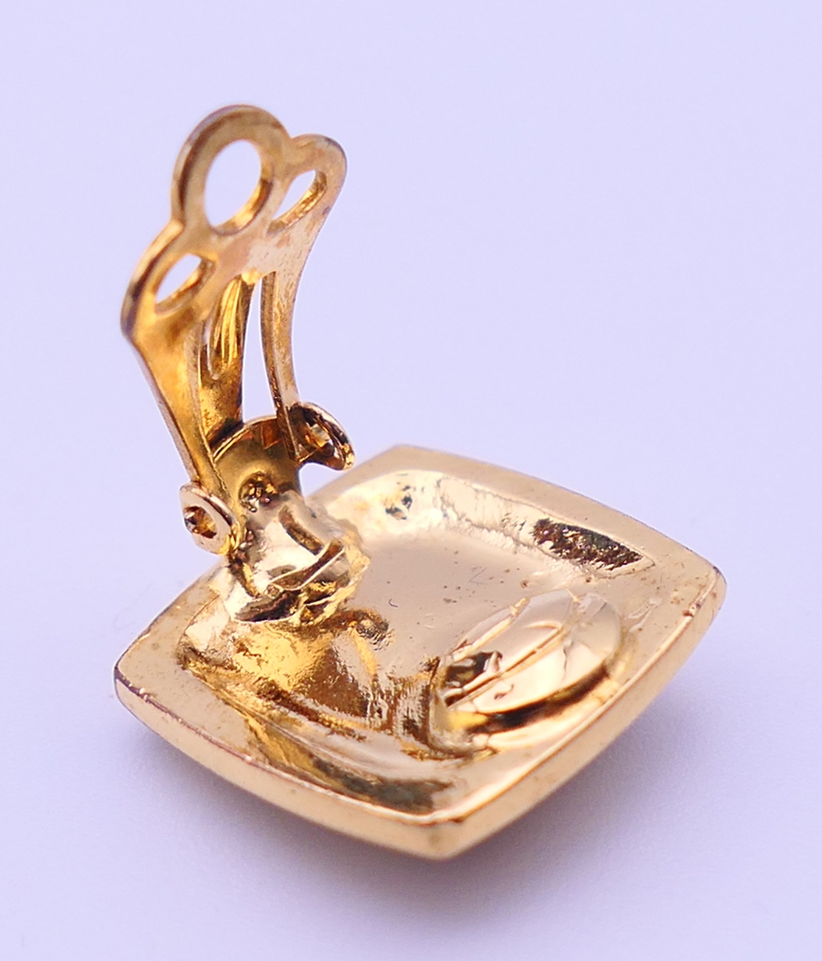 A pair of Gianni Versace Medusa clip-on earrings. 1.75 x 1.75 cm. - Image 5 of 5