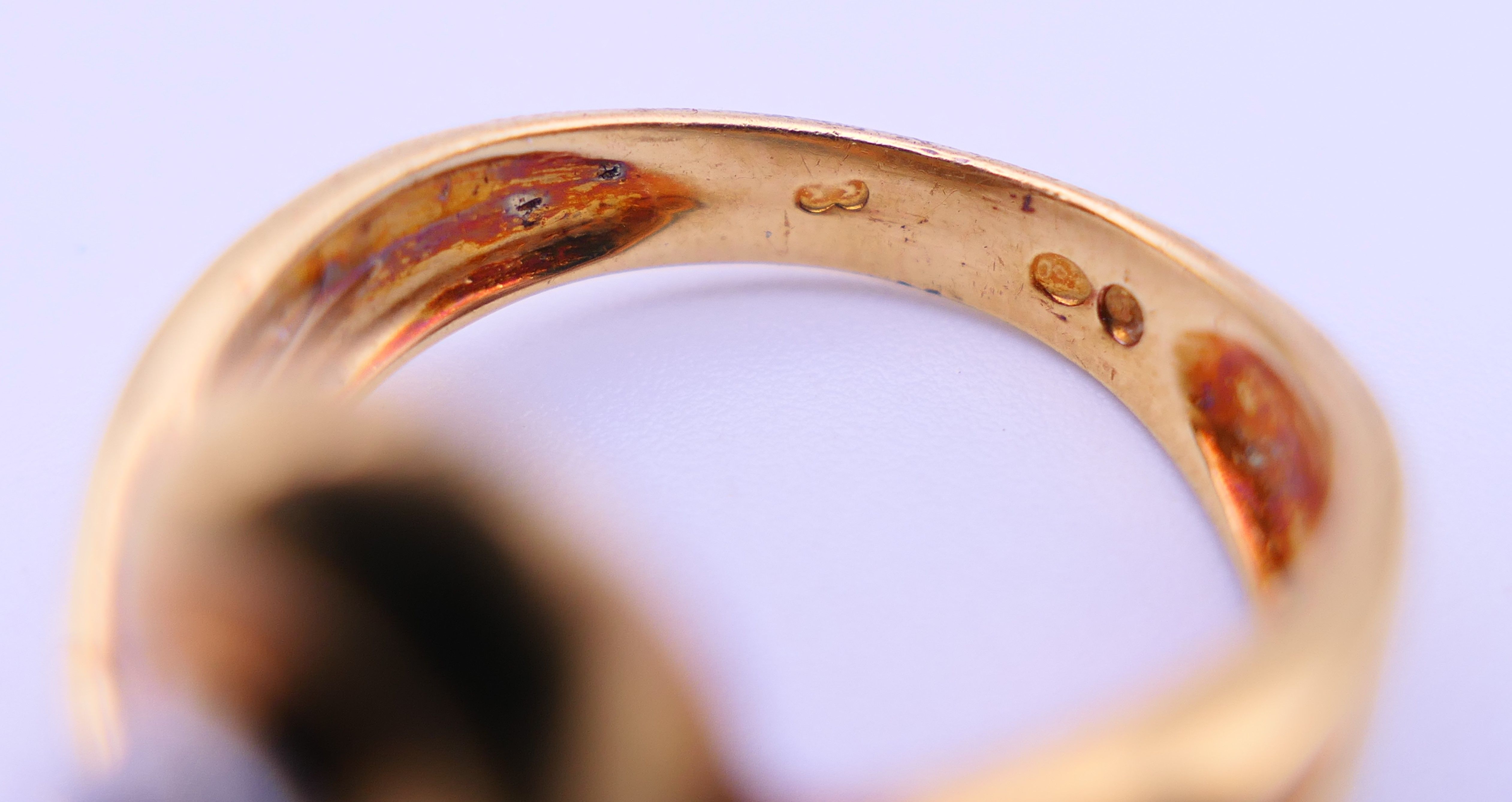 A contemporary 18 ct gold, diamond and sapphire ring. Ring size P/Q. 7.6 grammes total weight. - Image 4 of 5