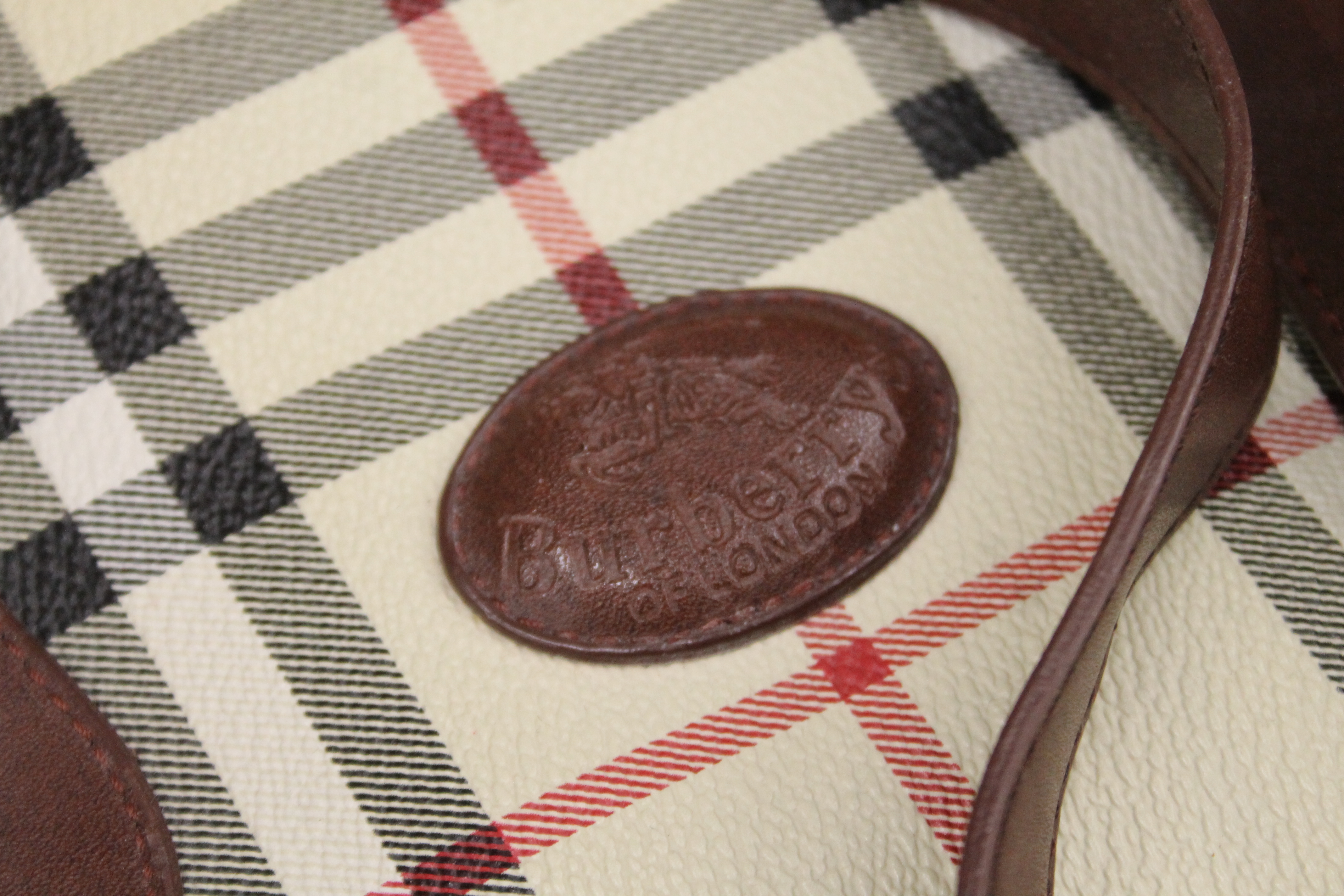 A quantity of various vintage handbags, linen, a Union flag etc. The latter 41 x 85 cm. - Image 5 of 6
