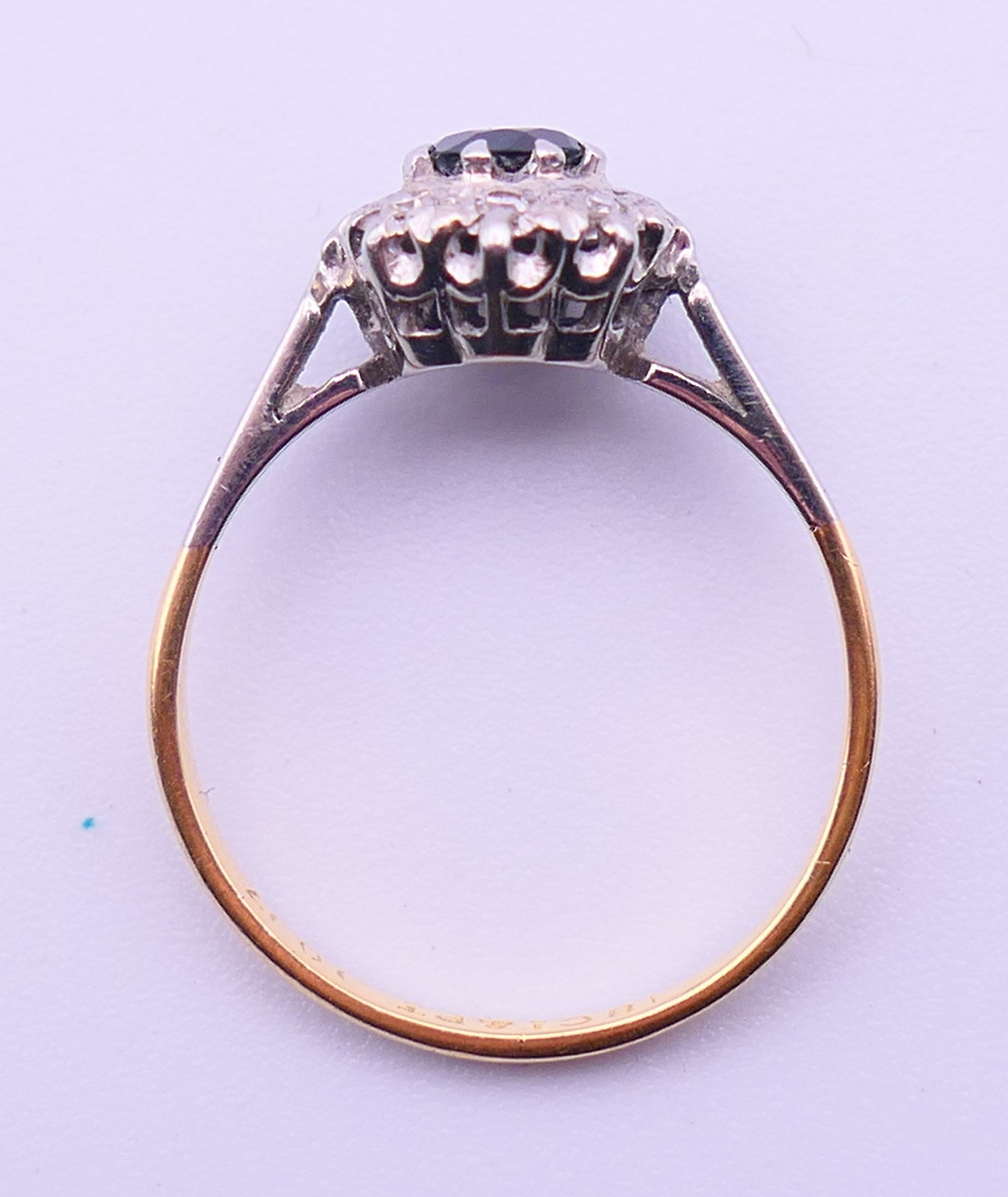 An 18 ct gold and platinum diamond and sapphire ring. Ring size M. 2.4 grammes total weight. - Image 5 of 5