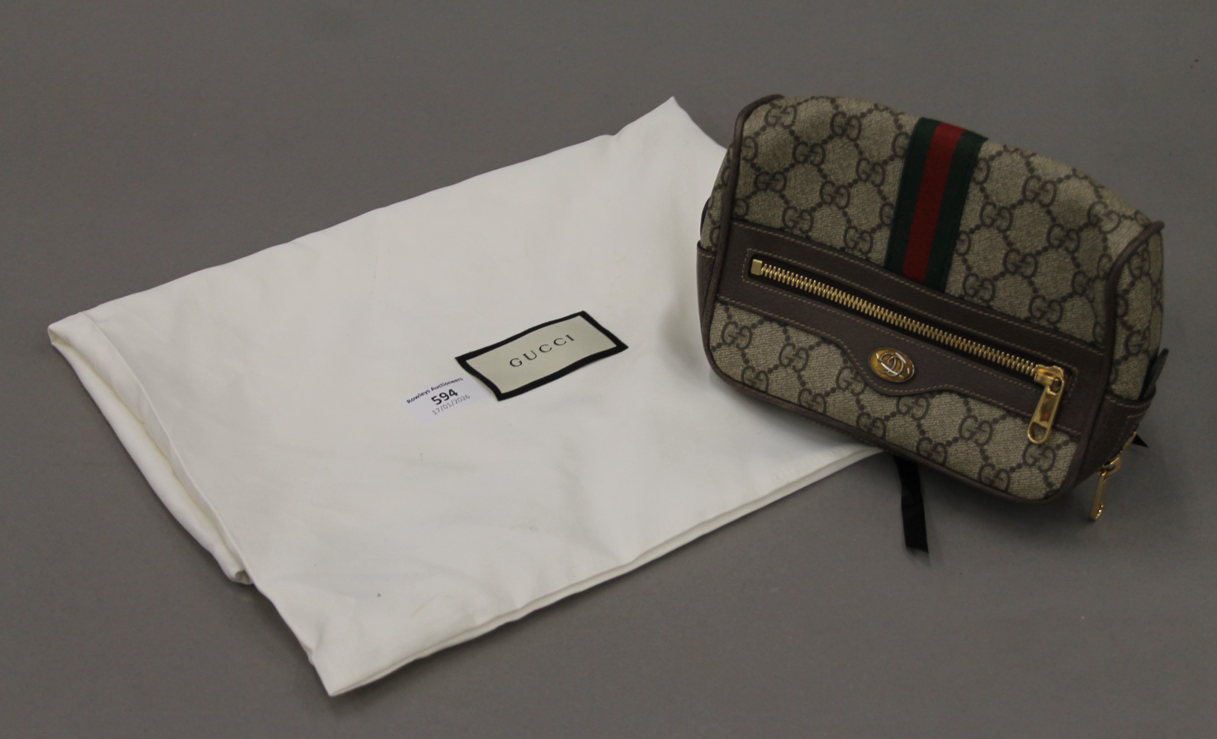 A Gucci belt bag. 20 cm wide.