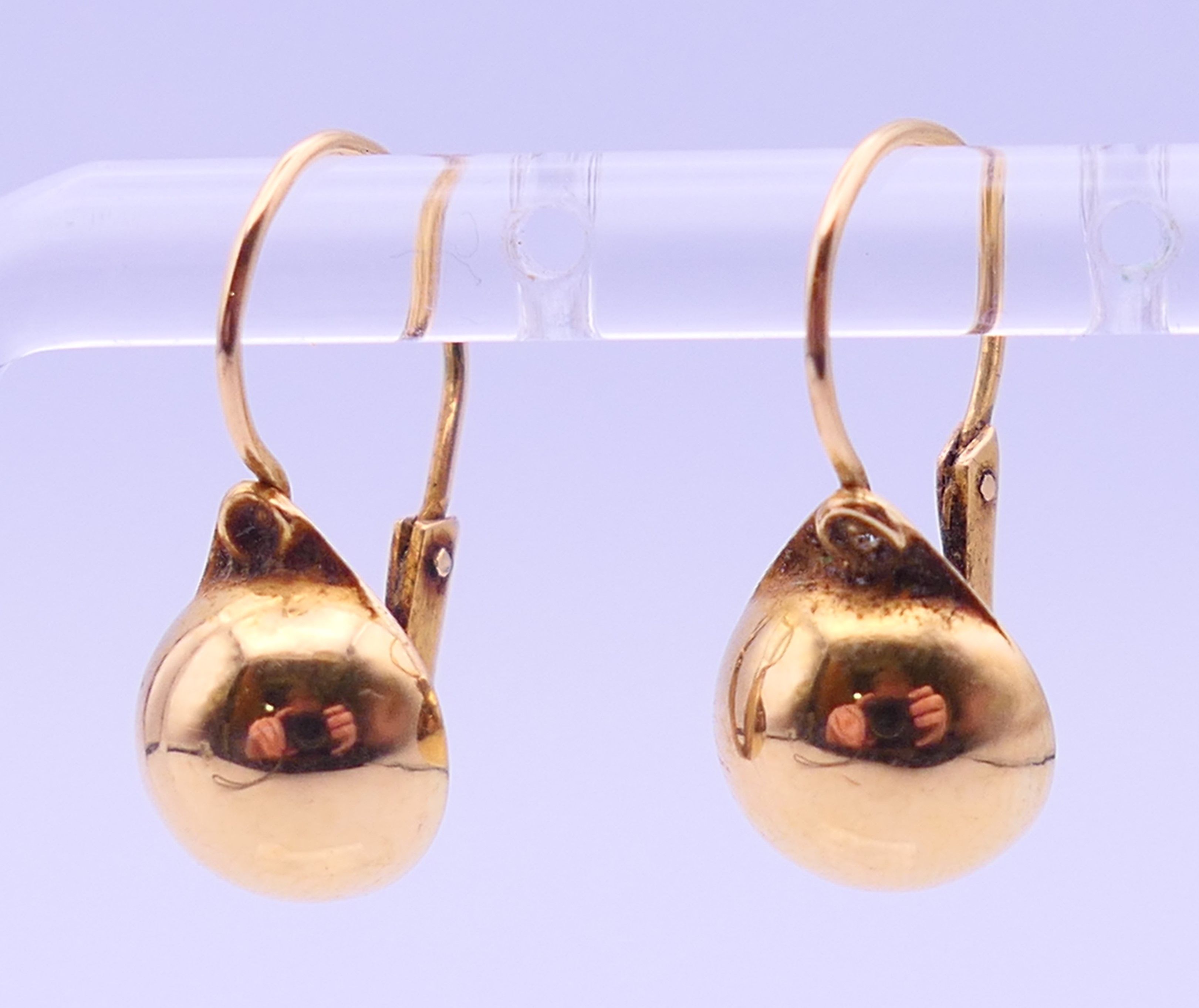 Two pairs of unmarked gold earrings. 3.5 cm high and 1 cm diameter respectively. 4.9 grammes. - Image 5 of 6