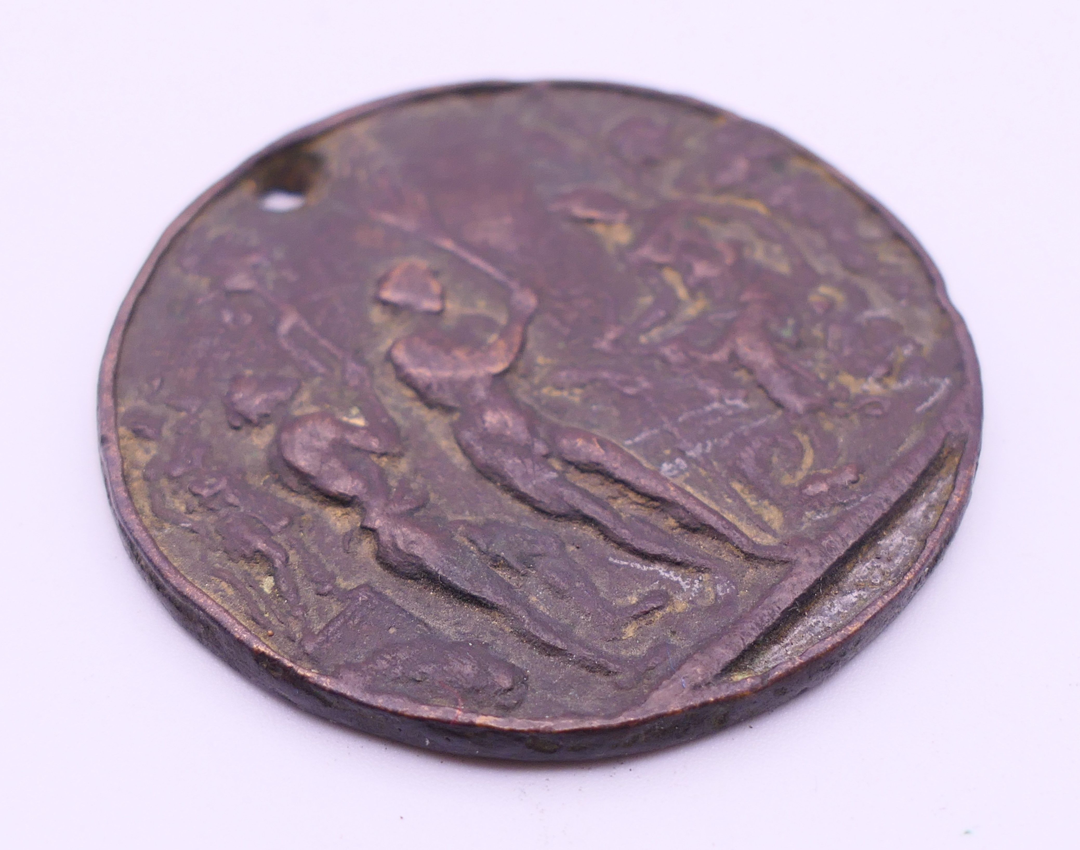 An antique bronze medallion. 5 cm diameter. - Image 2 of 3