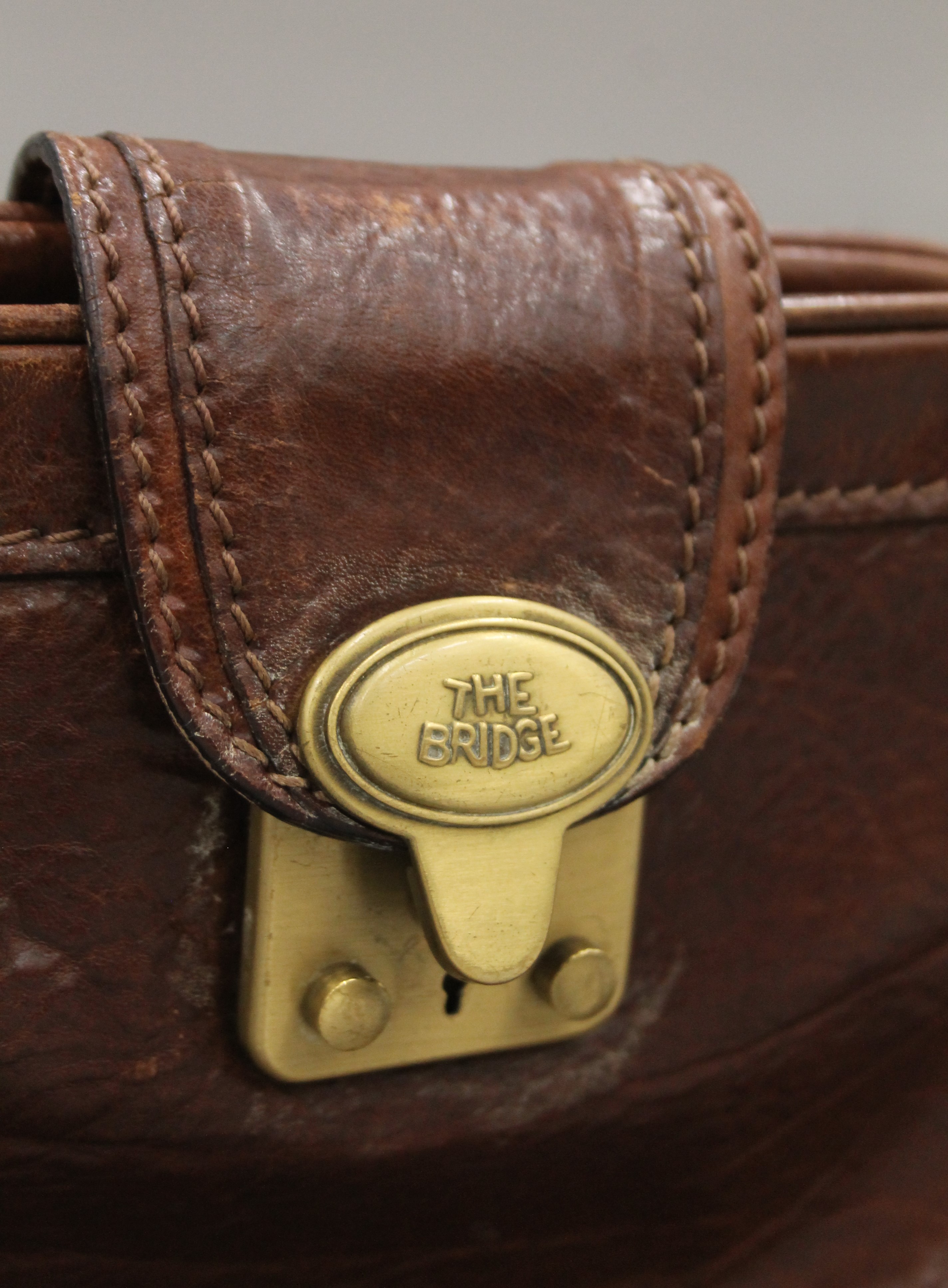 A The Bridge leather handbag and purse. The former 28 cm wide. - Image 2 of 9