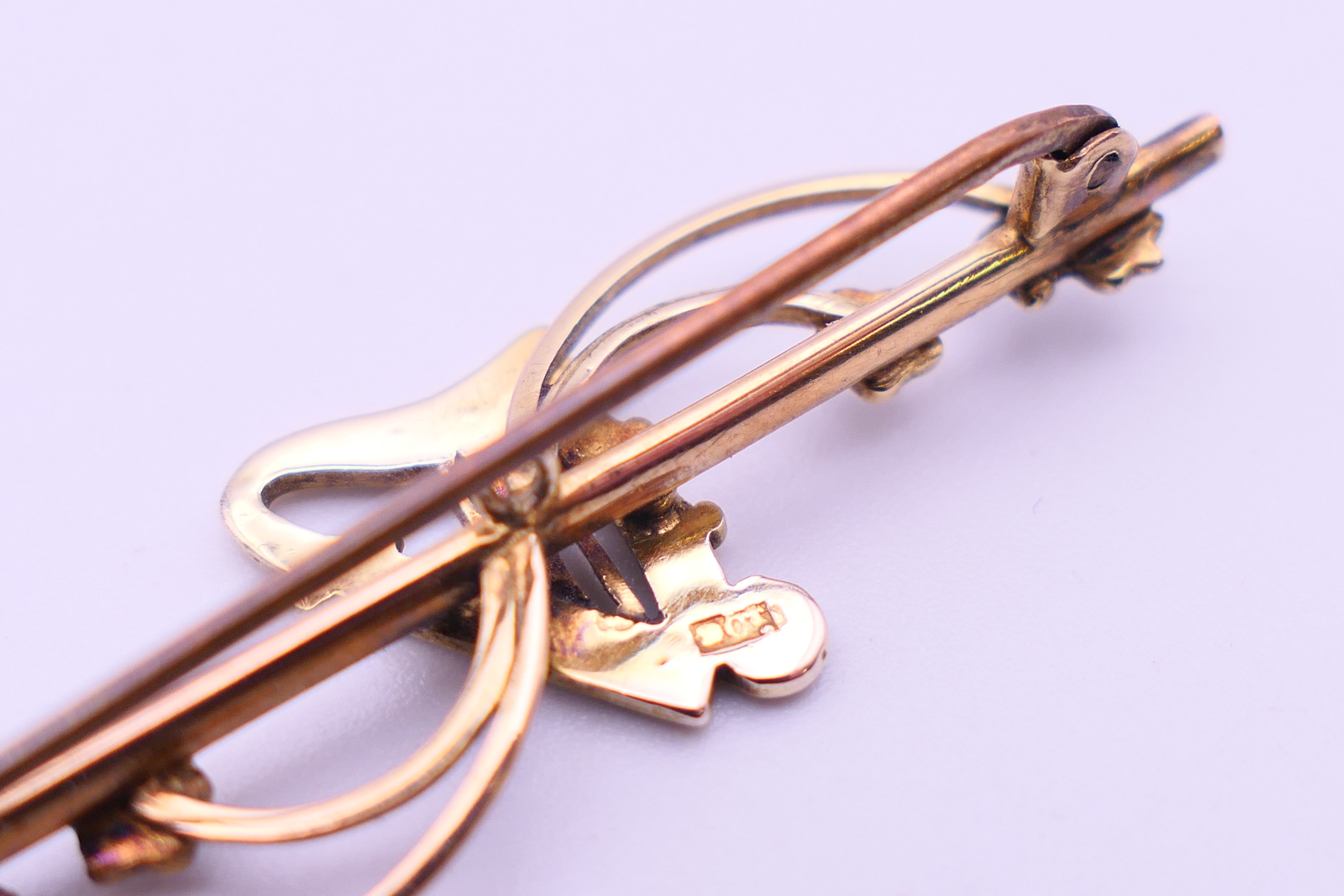 An Edwardian 9 ct gold and seed pearl harp bar brooch. 5 cm long. 2.9 grammes total weight. - Image 4 of 4