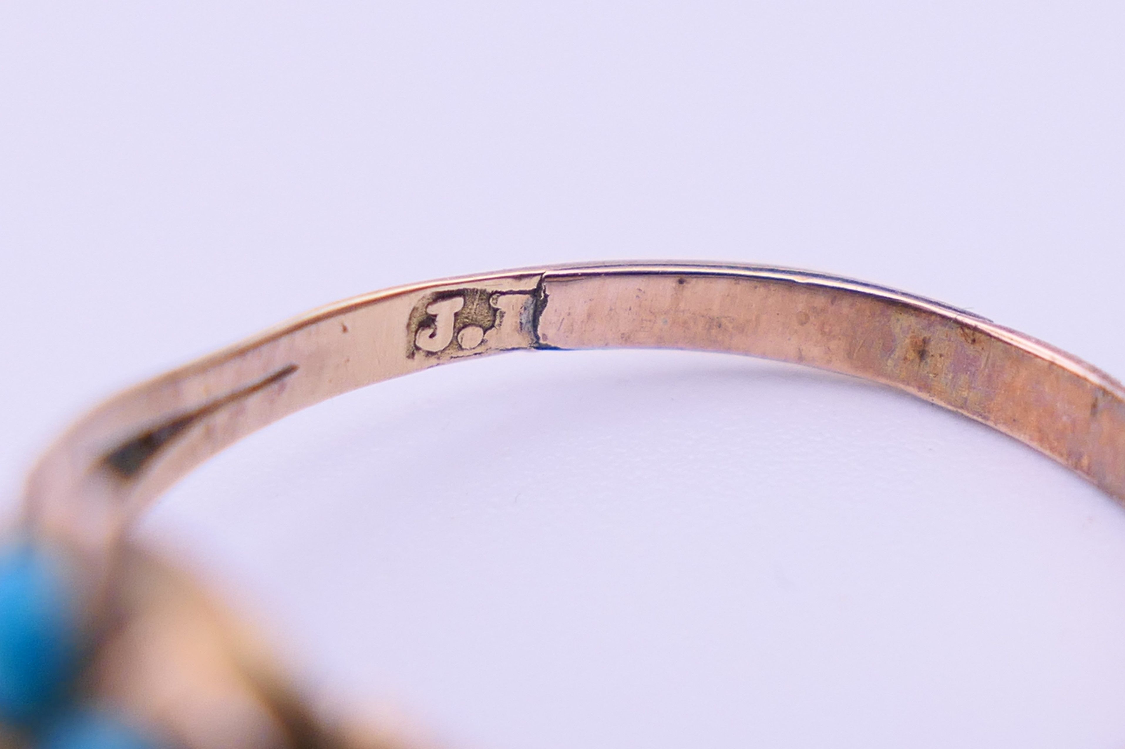 An unmarked antique 9 ct gold and turquoise ring. Ring size N. 1.4 grammes total weight. - Image 4 of 5