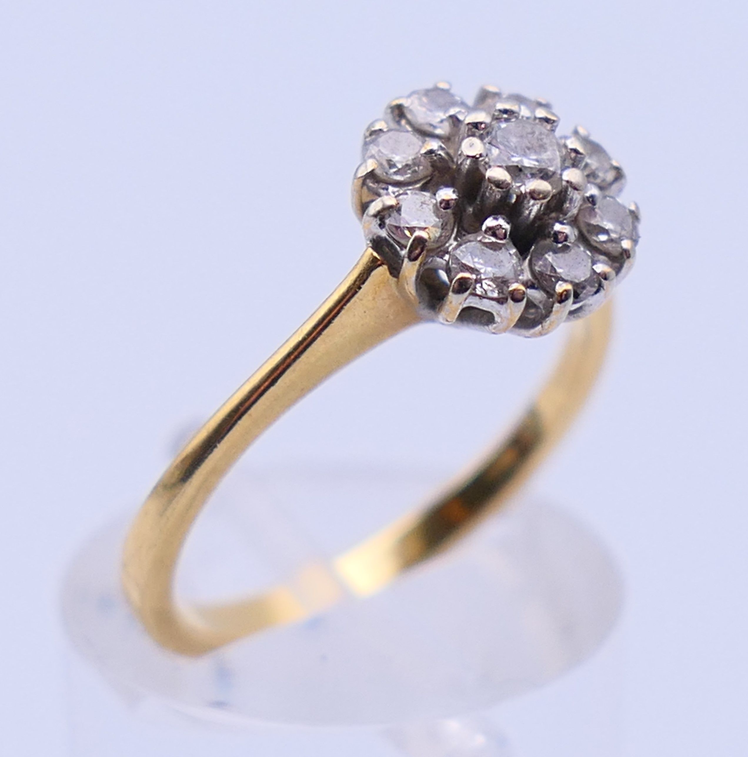 A gold and diamond daisy ring. Ring size M. 3.3 grammes total weight. - Image 3 of 6