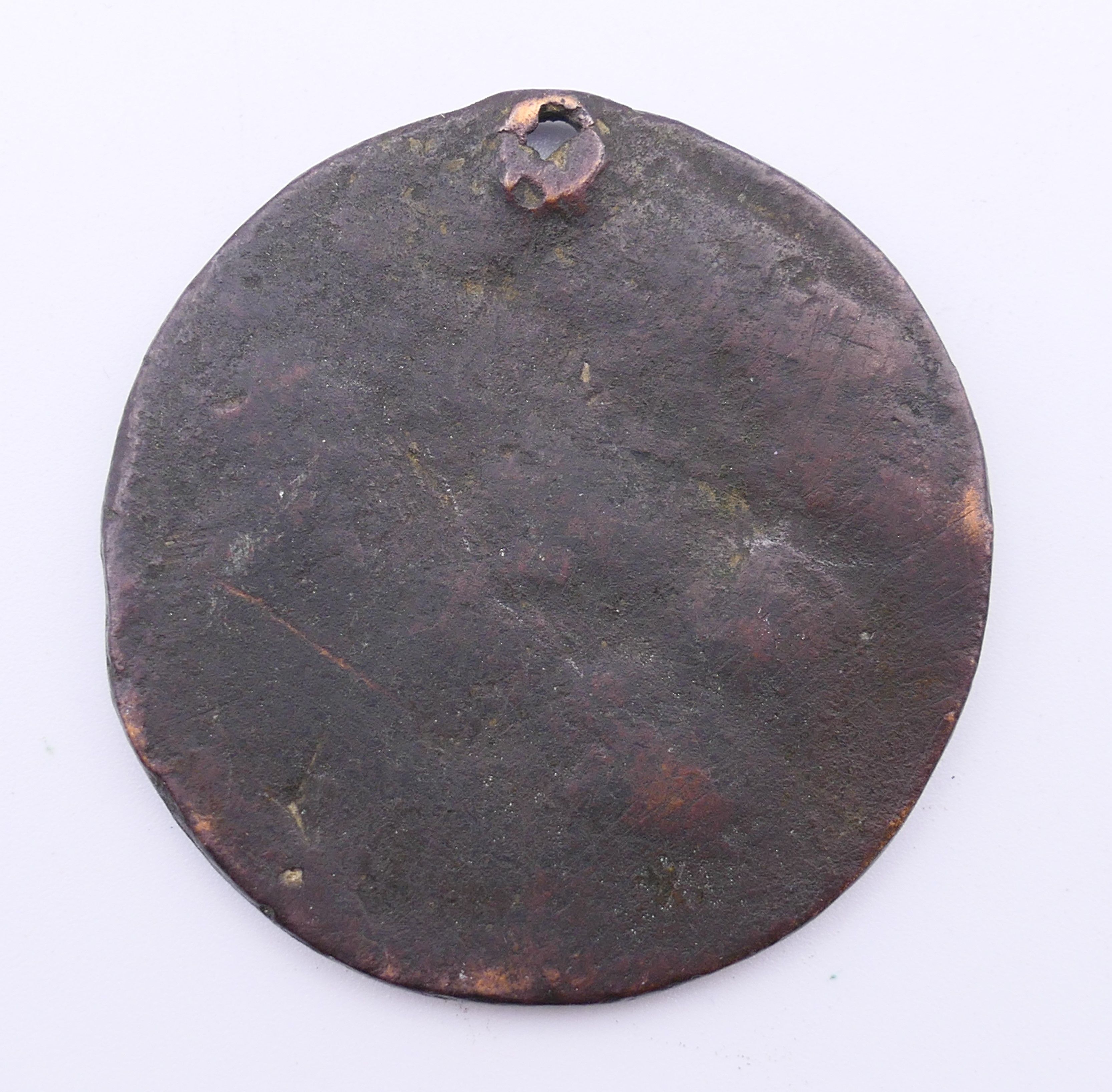 An antique bronze medallion. 5 cm diameter. - Image 3 of 3