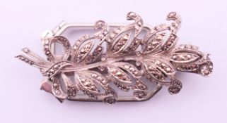 A pair of vintage lorgnettes. 10 cm wide.