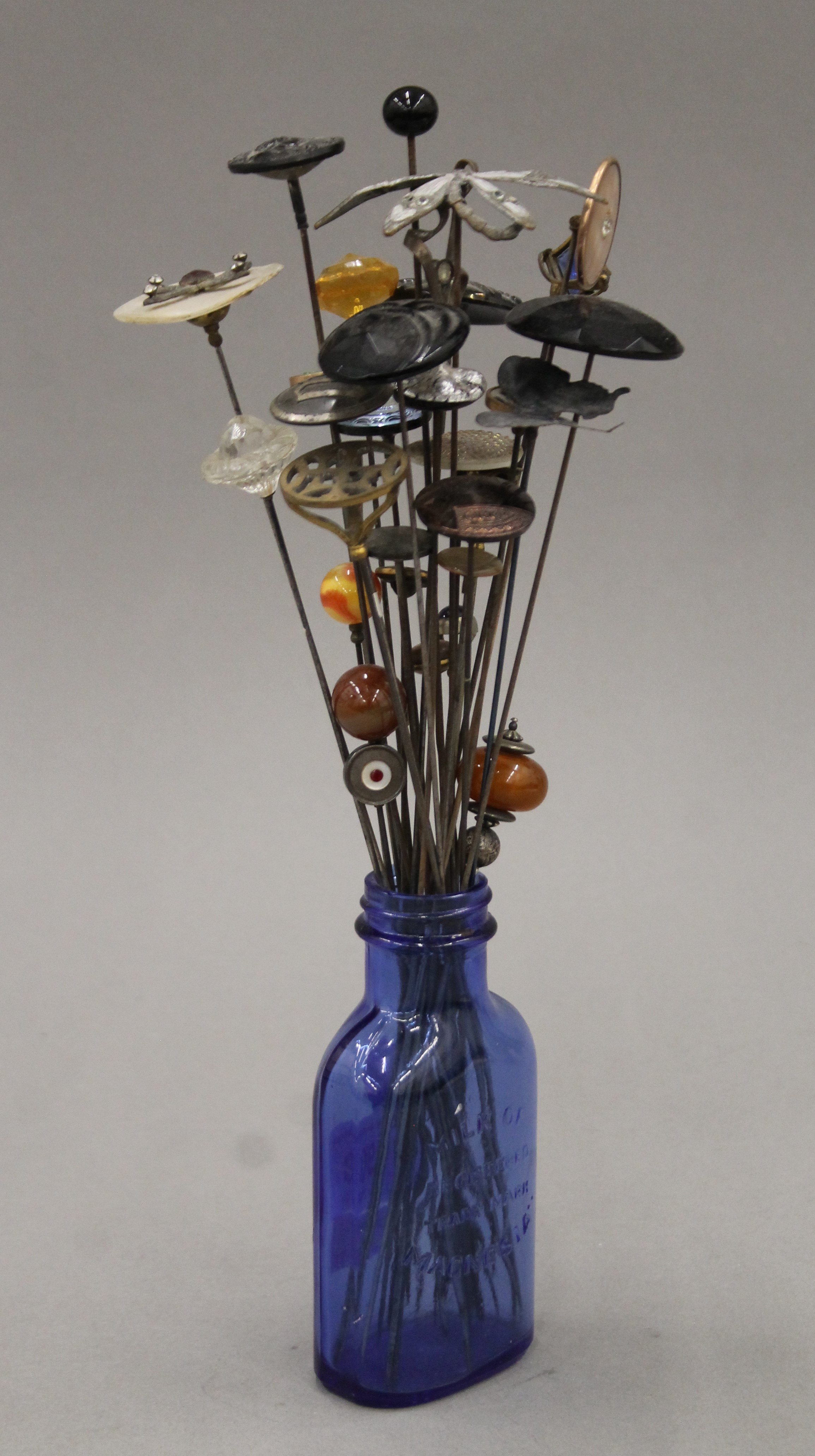 A collection of vintage hat pins. The largest 32 cm long. - Image 3 of 4