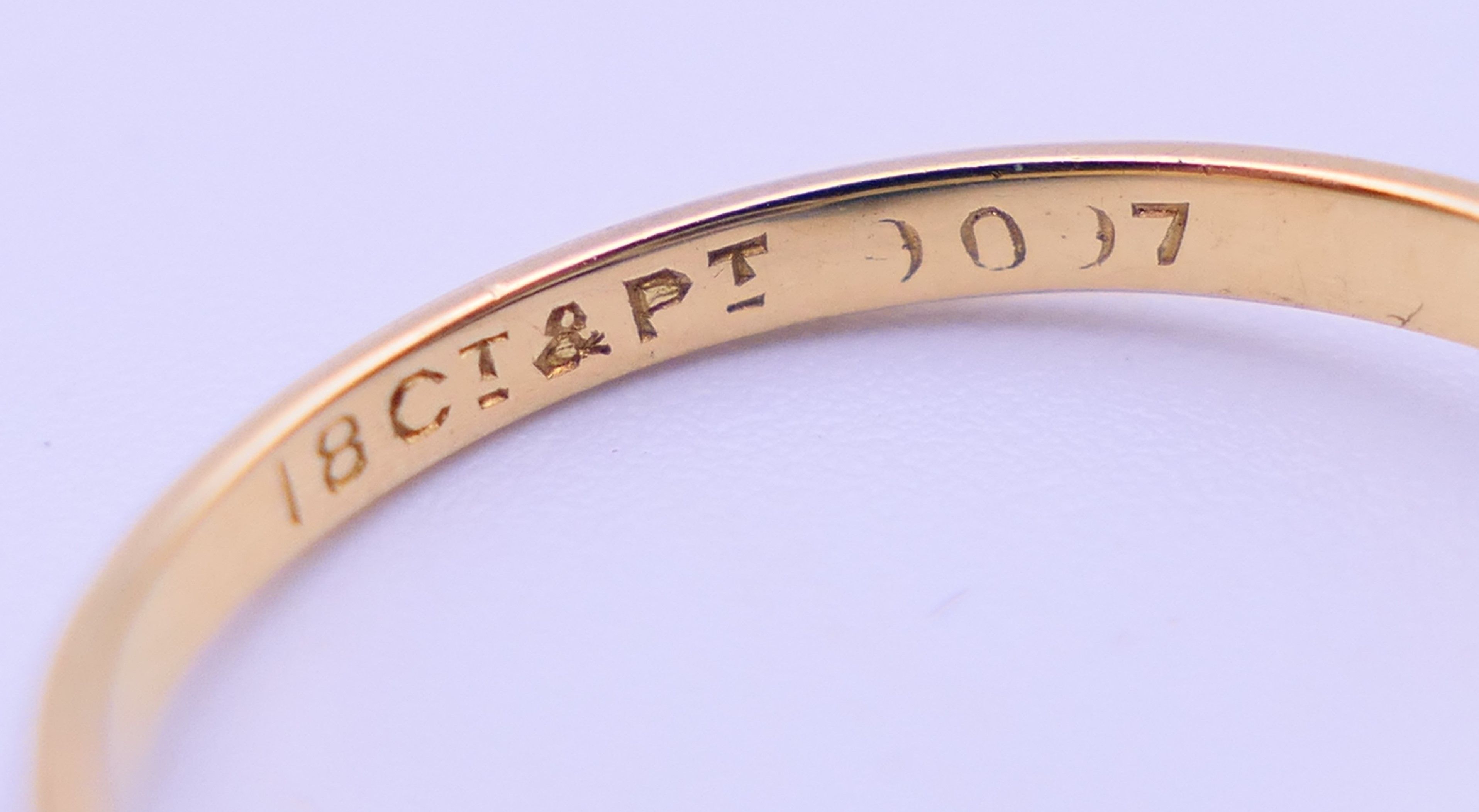 An 18 ct gold and platinum diamond and sapphire ring. Ring size M. 2.4 grammes total weight. - Image 4 of 5