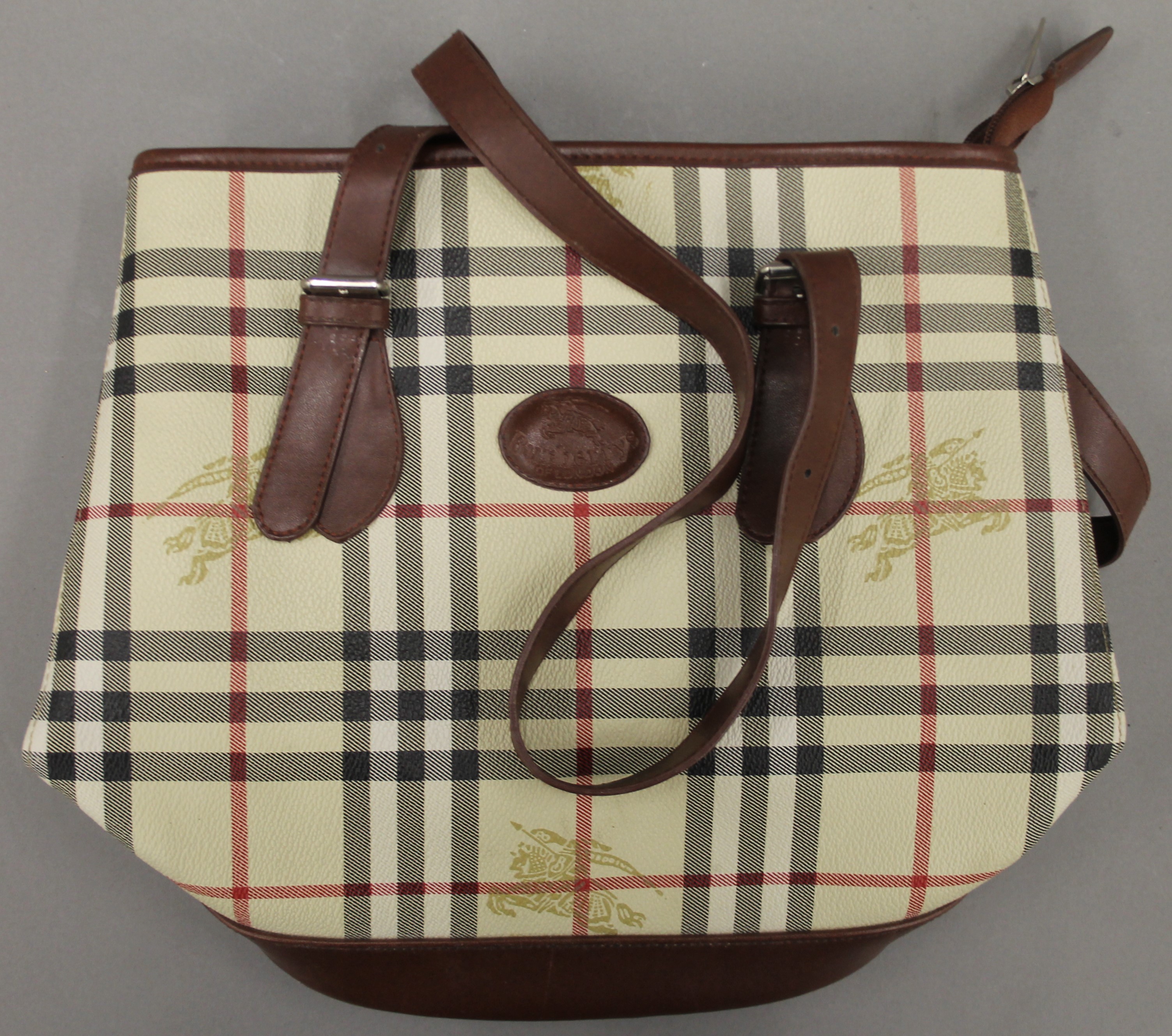 A quantity of various vintage handbags, linen, a Union flag etc. The latter 41 x 85 cm. - Image 4 of 6