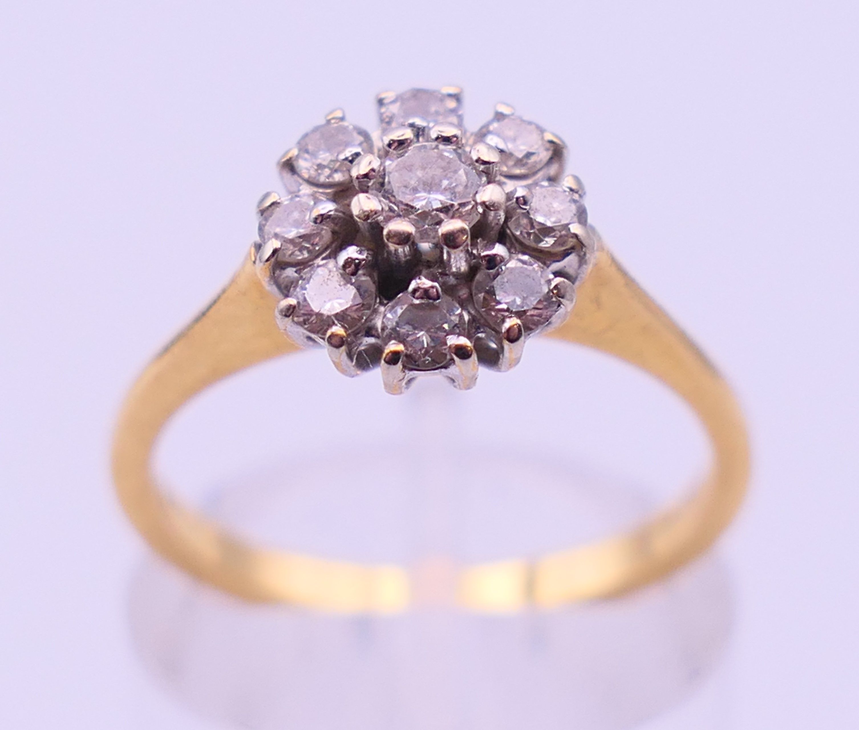 A gold and diamond daisy ring. Ring size M. 3.3 grammes total weight. - Image 2 of 6
