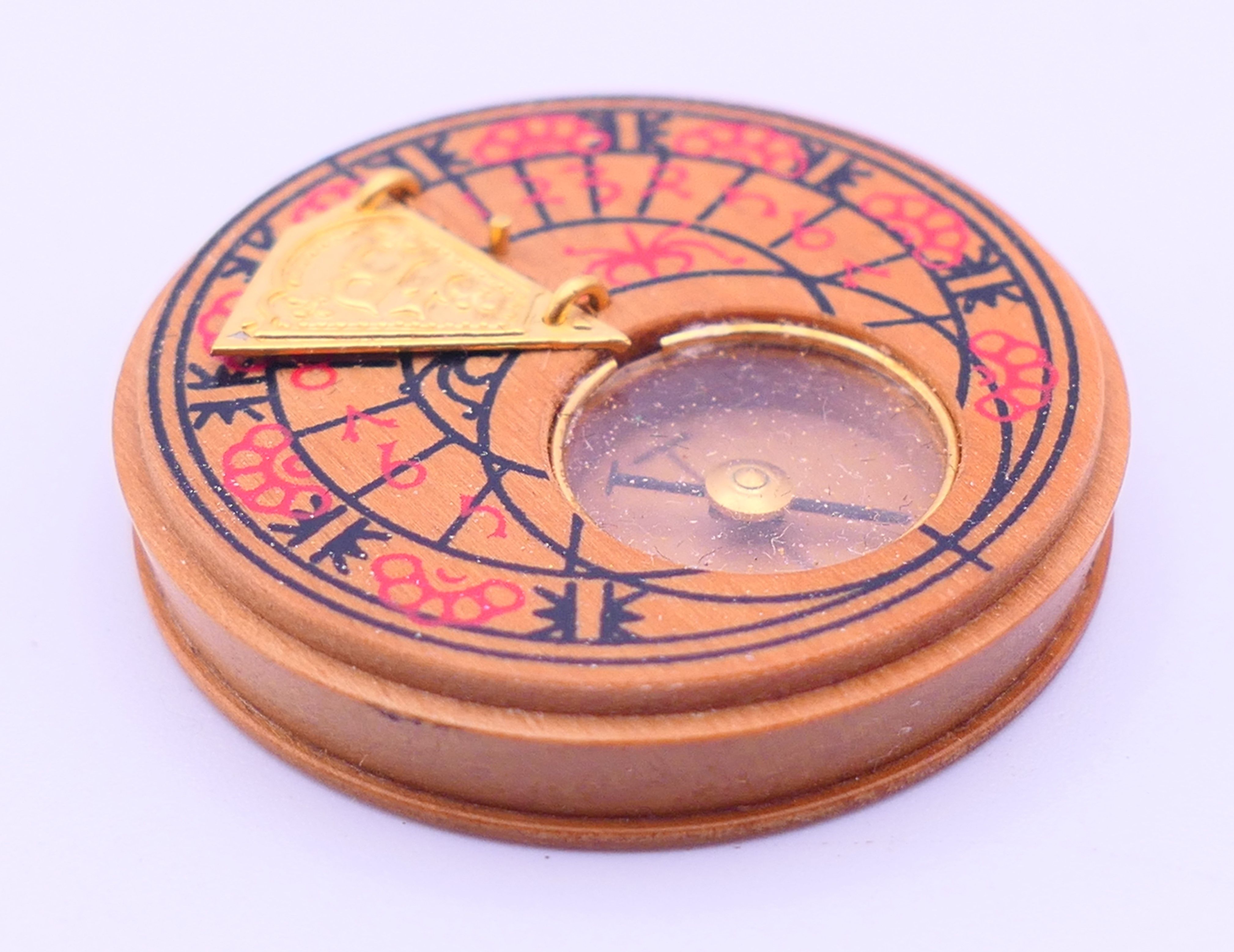 A small box wood pocket sundial. 3.5 cm diameter. - Image 2 of 4