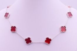 A silver and clover necklace. 41 cm long.