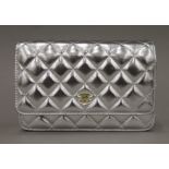 A silver-coloured Chanel handbag. 19 cm wide.