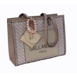 ATTRAKTIVE PARISER HANDTASCHE.