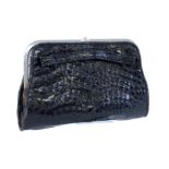 CLUTCH AUS KROKOLEDER. Schwarz mit