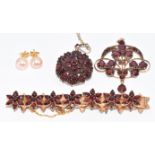 Art Nouveau yellow metal pendant set with garnets (tests as 7ct gold), c1900 yellow metal bracelet